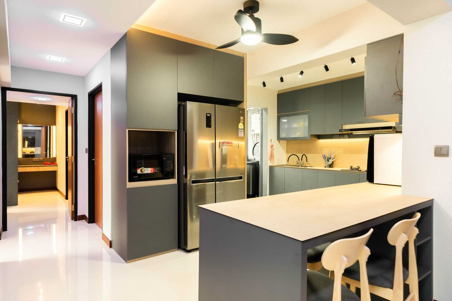 Contemporary Kitchen with Breakfast Counter and Kitchen Cabinets