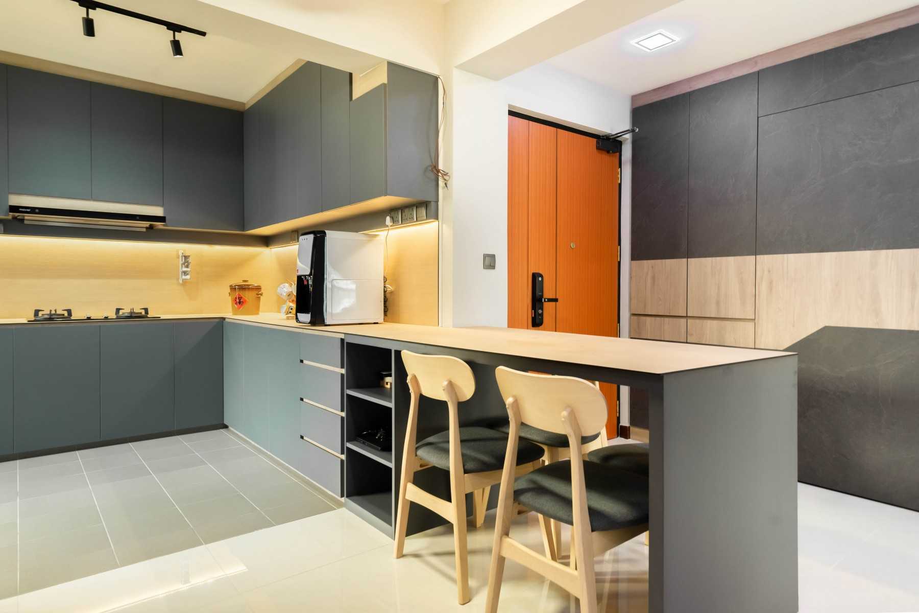 Contemporary Kitchen with Homogeneous Tiles and Kitchen Island