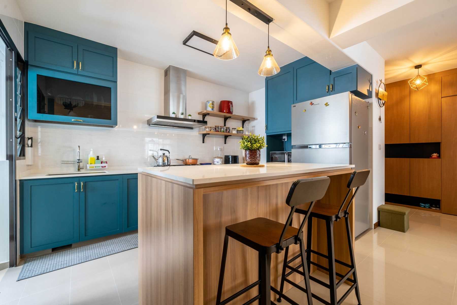 Scandinavian Kitchen with Homogeneous Tiles and Kitchen Island