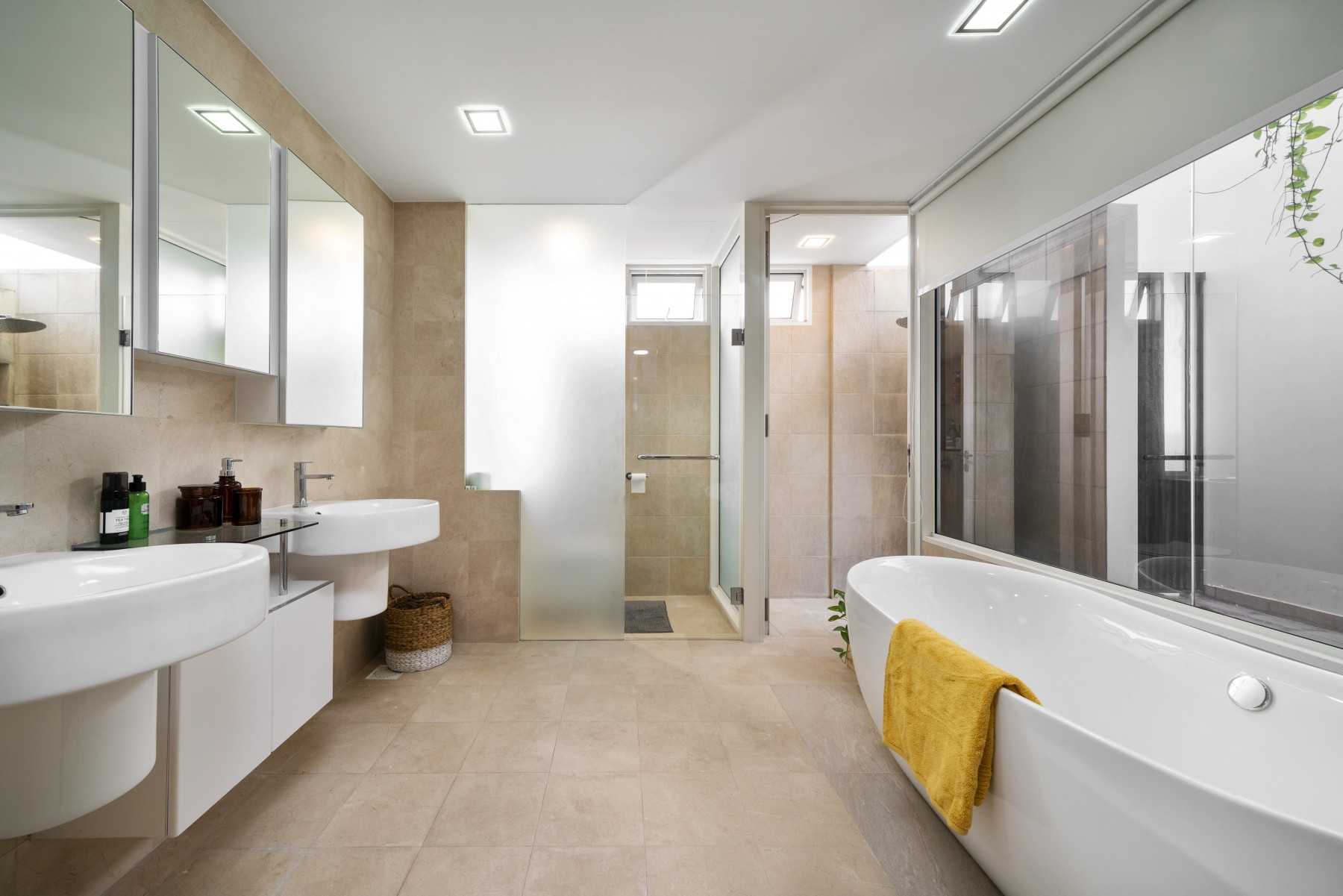 Modern Bathroom with Mirror and Showers
