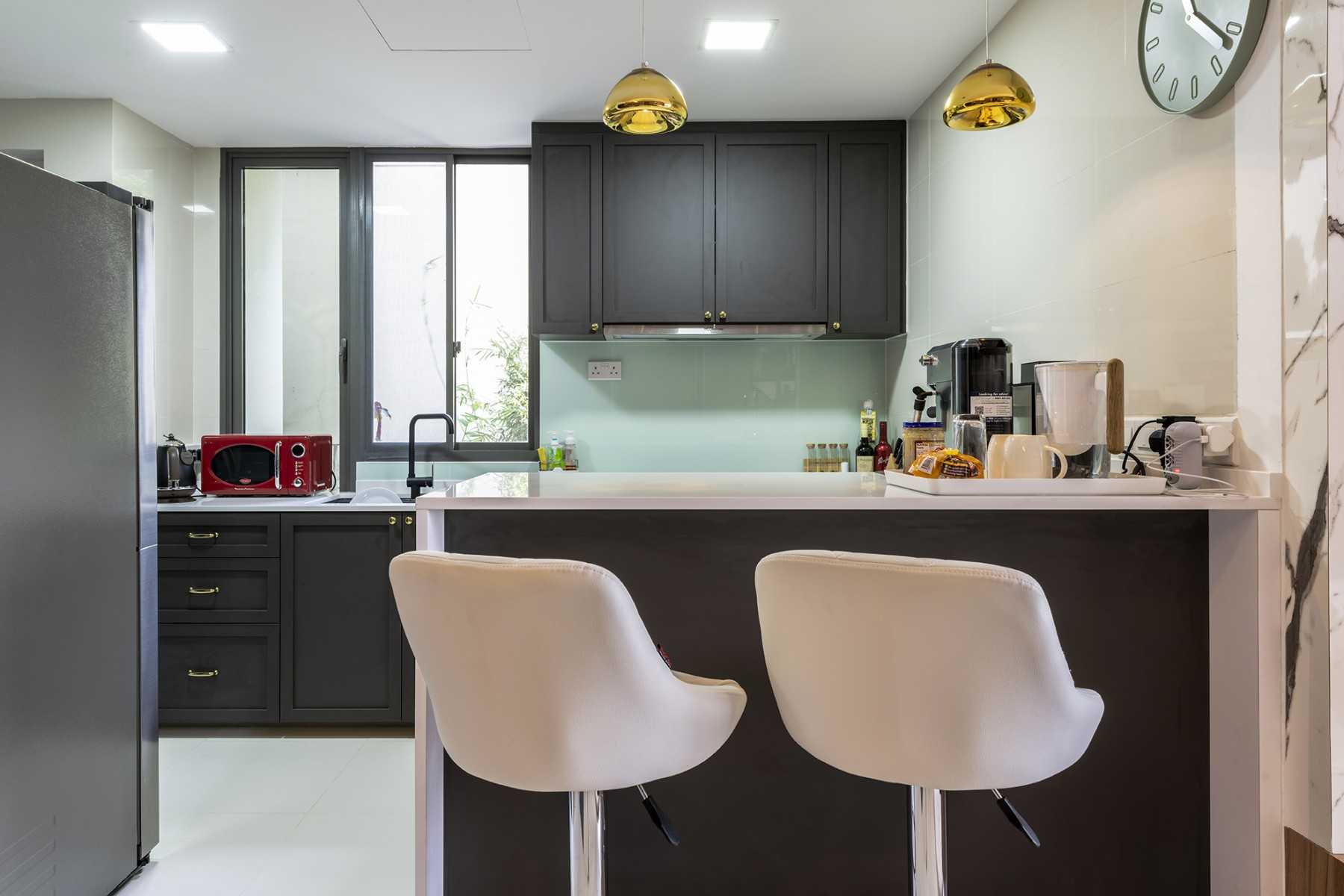 Modern Kitchen with Countertop and Homogeneous Tiles