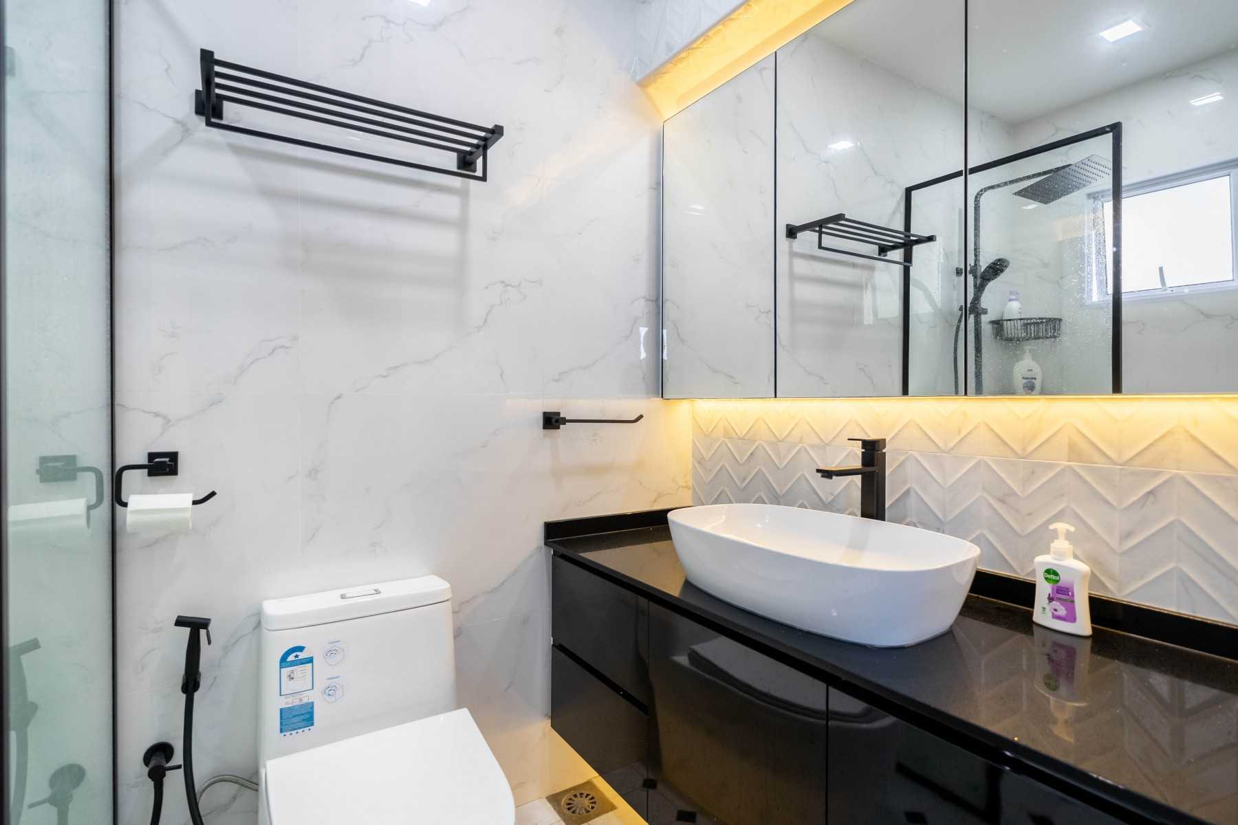 Contemporary Bathroom with Homogeneous Tiles and Mirror