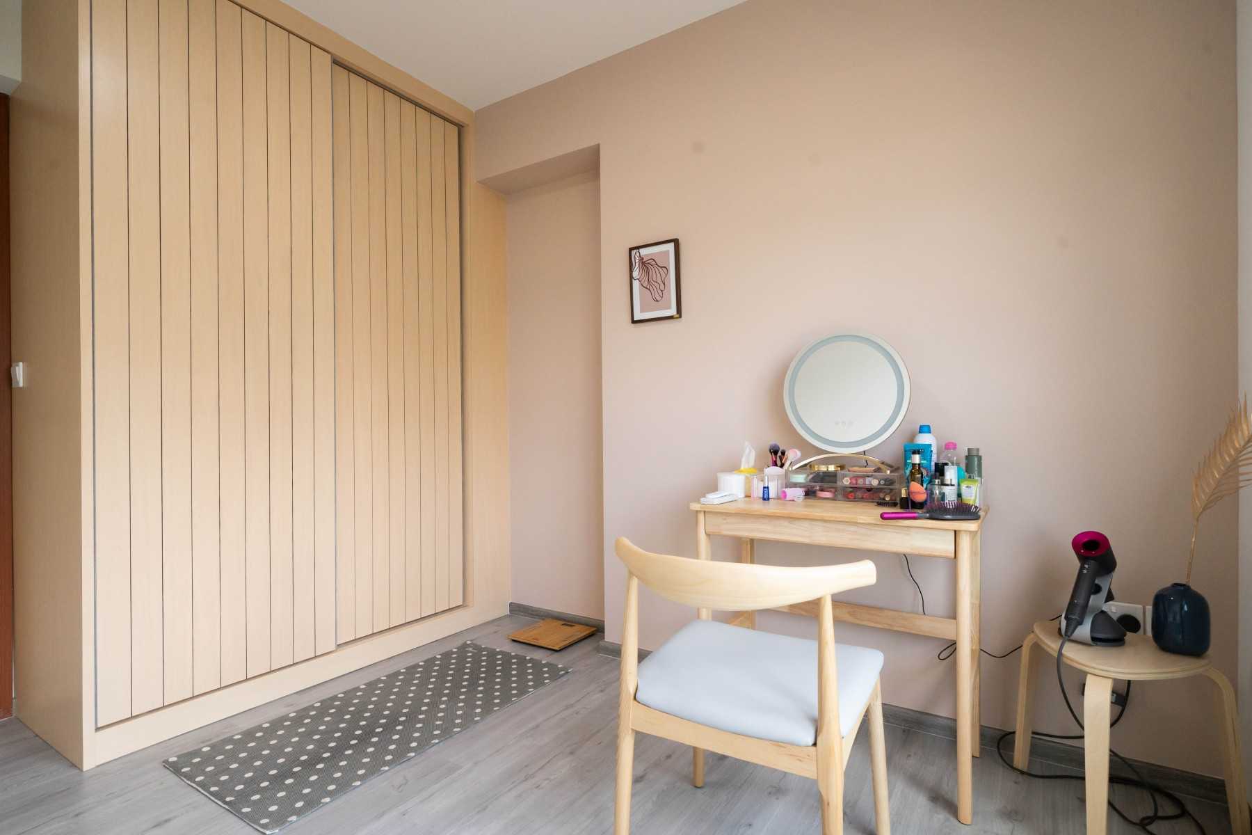 Modern Walk-in Wardrobe with Mirror and Wardrobe