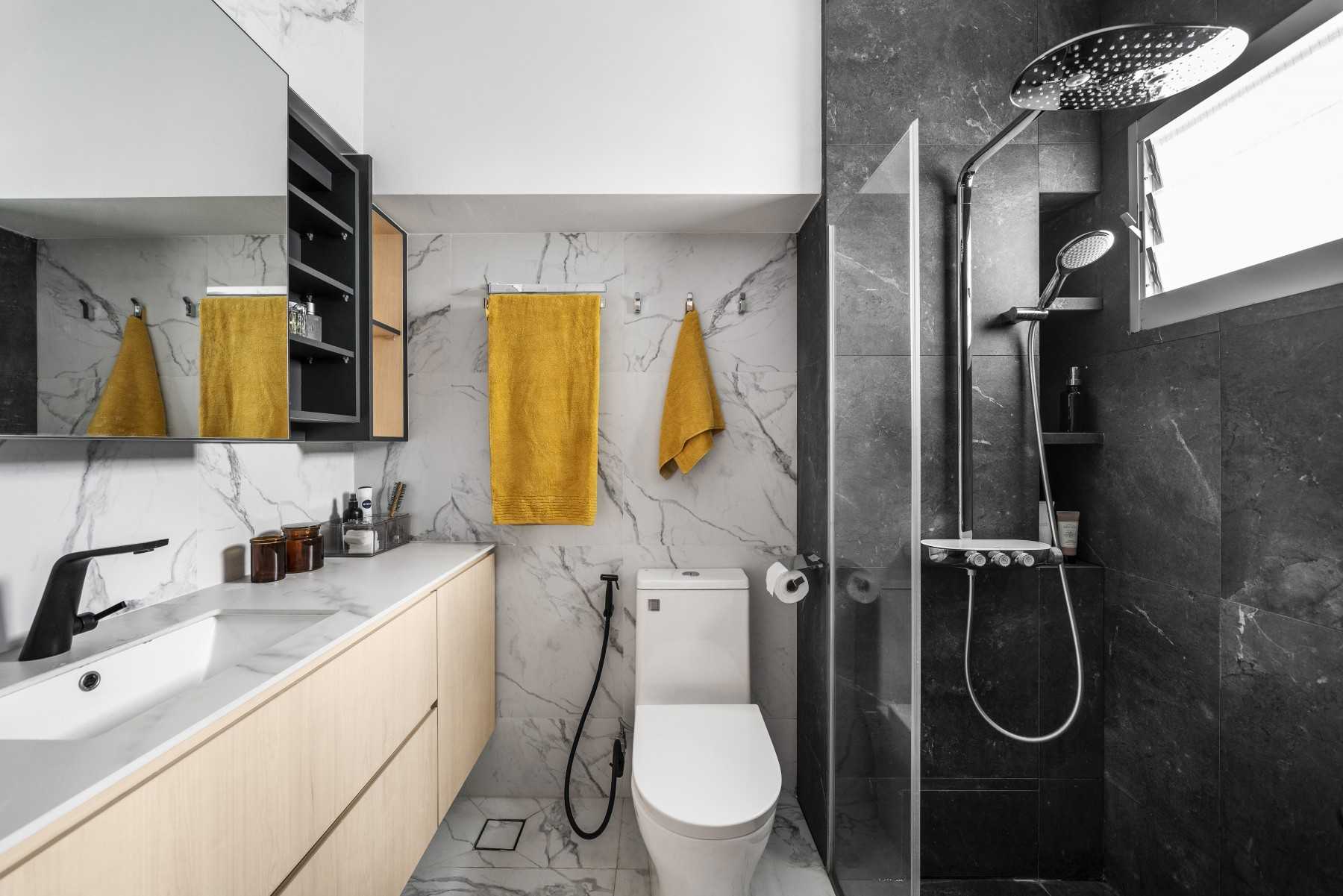 Scandinavian Bathroom with Homogeneous Tiles and Marble Floor