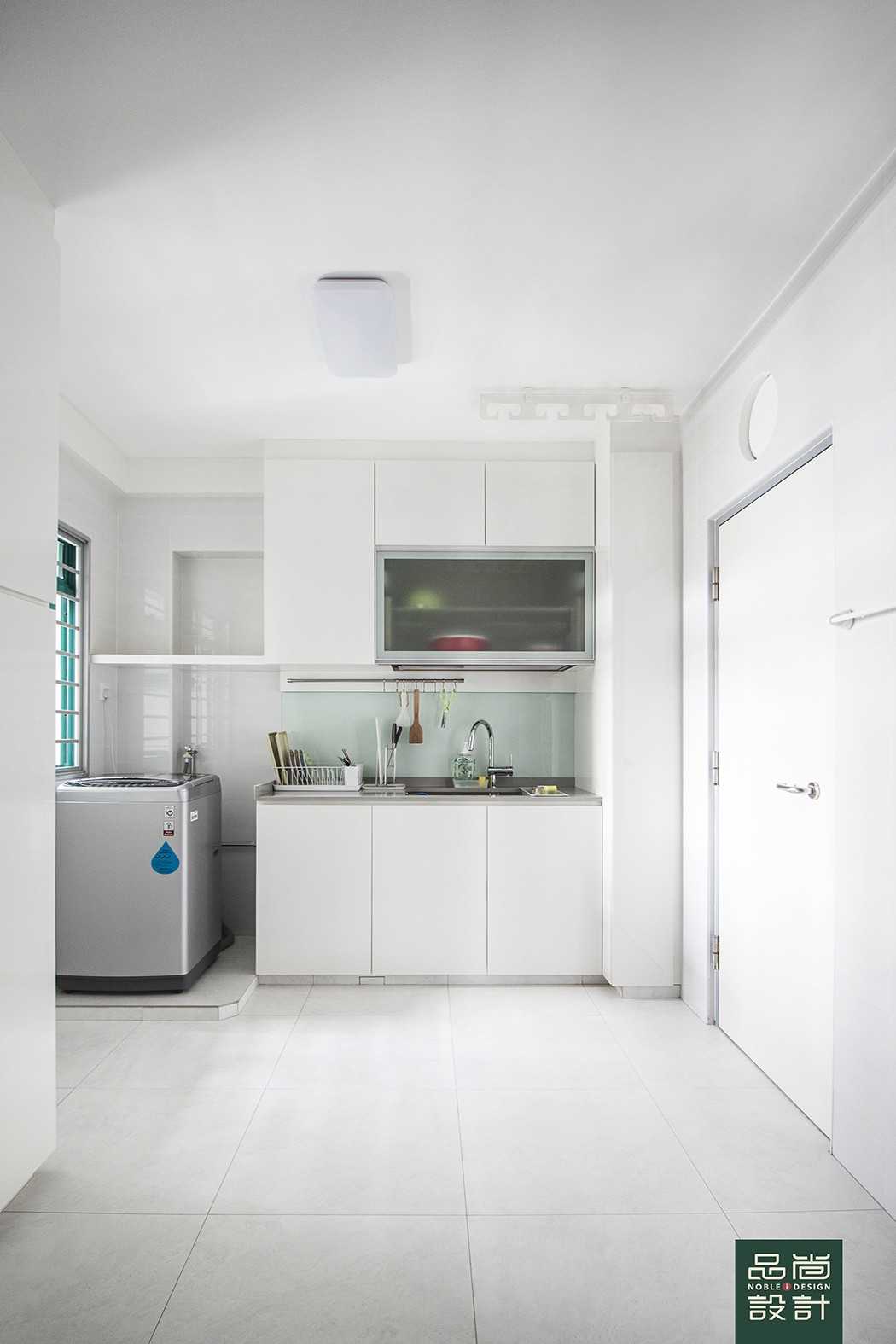 Modern Kitchen with Countertop and Homogeneous Tiles