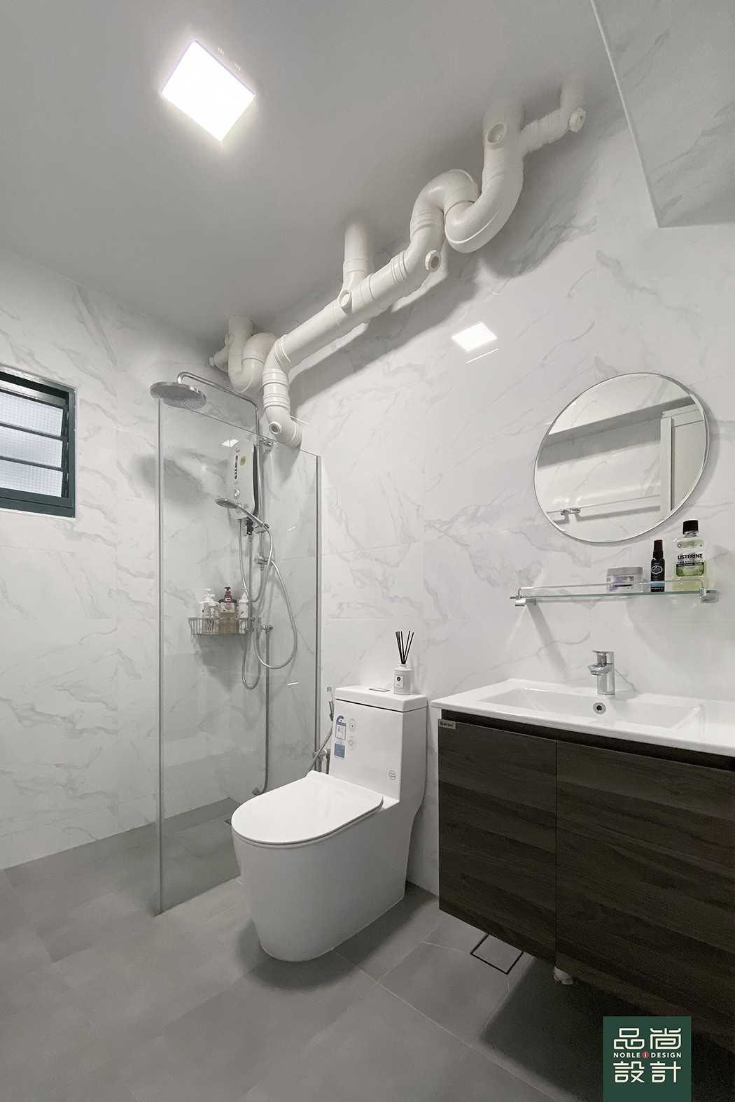 Modern Bathroom with Countertop and Homogeneous Tiles