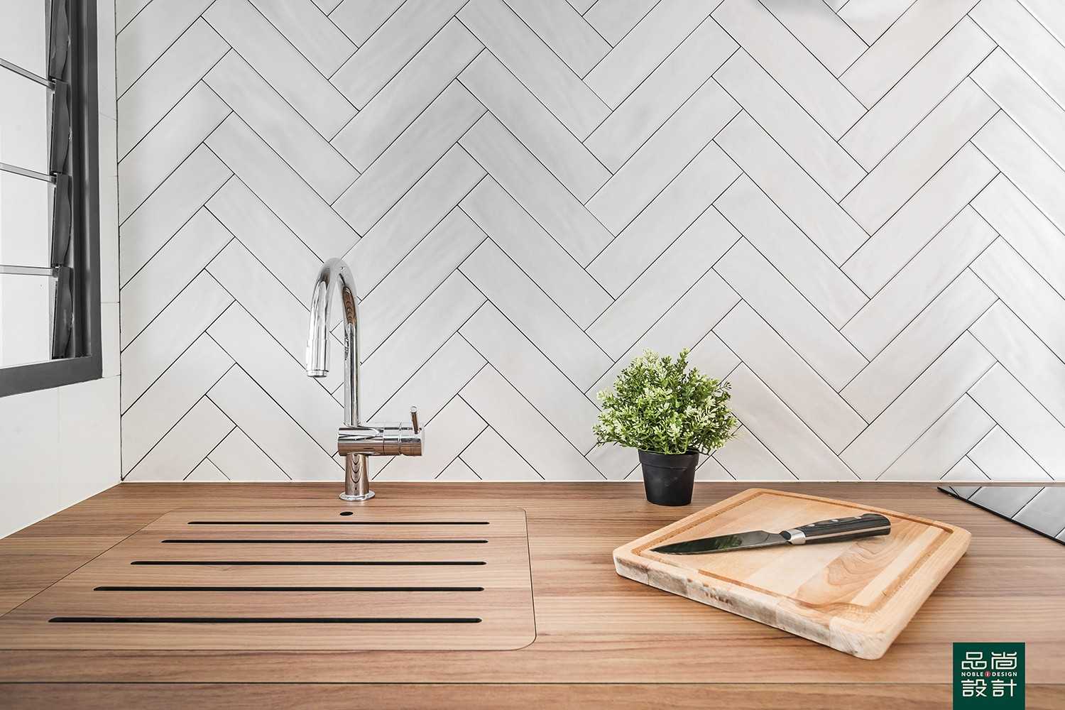 Modern Kitchen with Countertop and Homogeneous Tiles