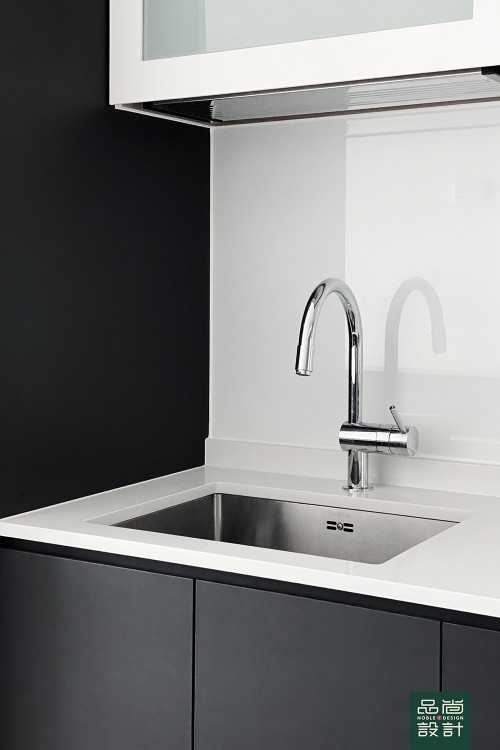Modern Kitchen at Yishun Gardens 3room Resale HDB