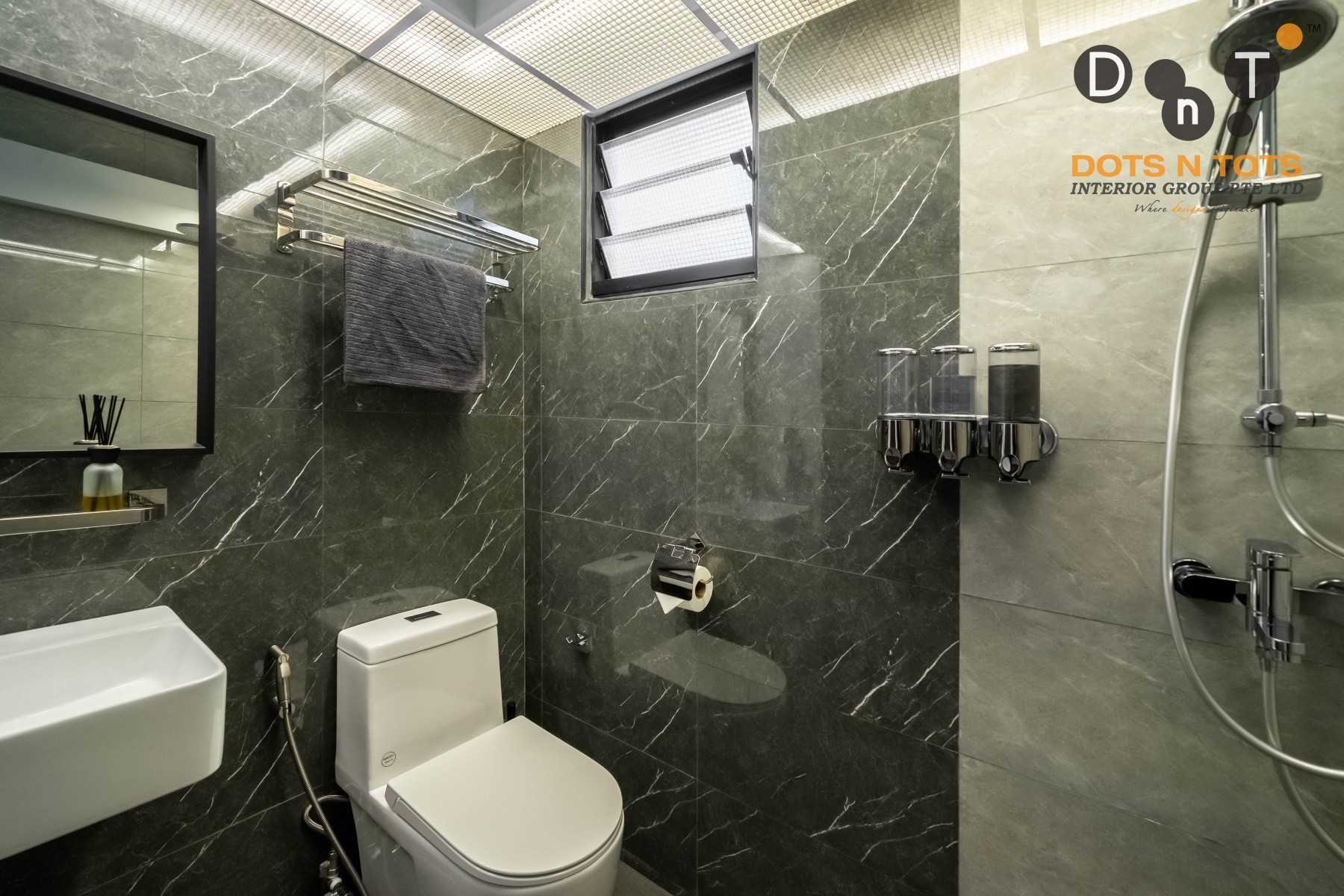 Contemporary Bathroom with Homogeneous Tiles and Shower Screen