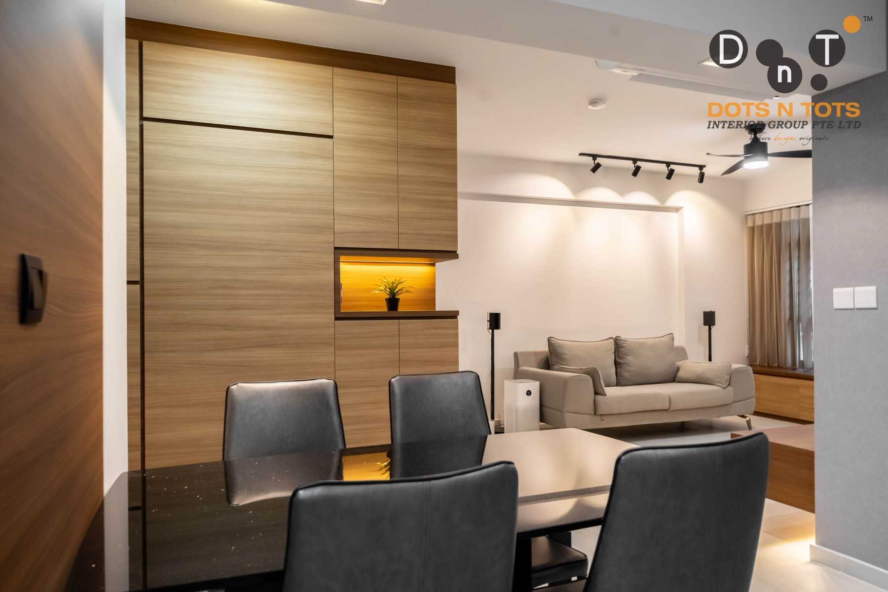Contemporary Dining Room with Dining Table and Dining Chairs