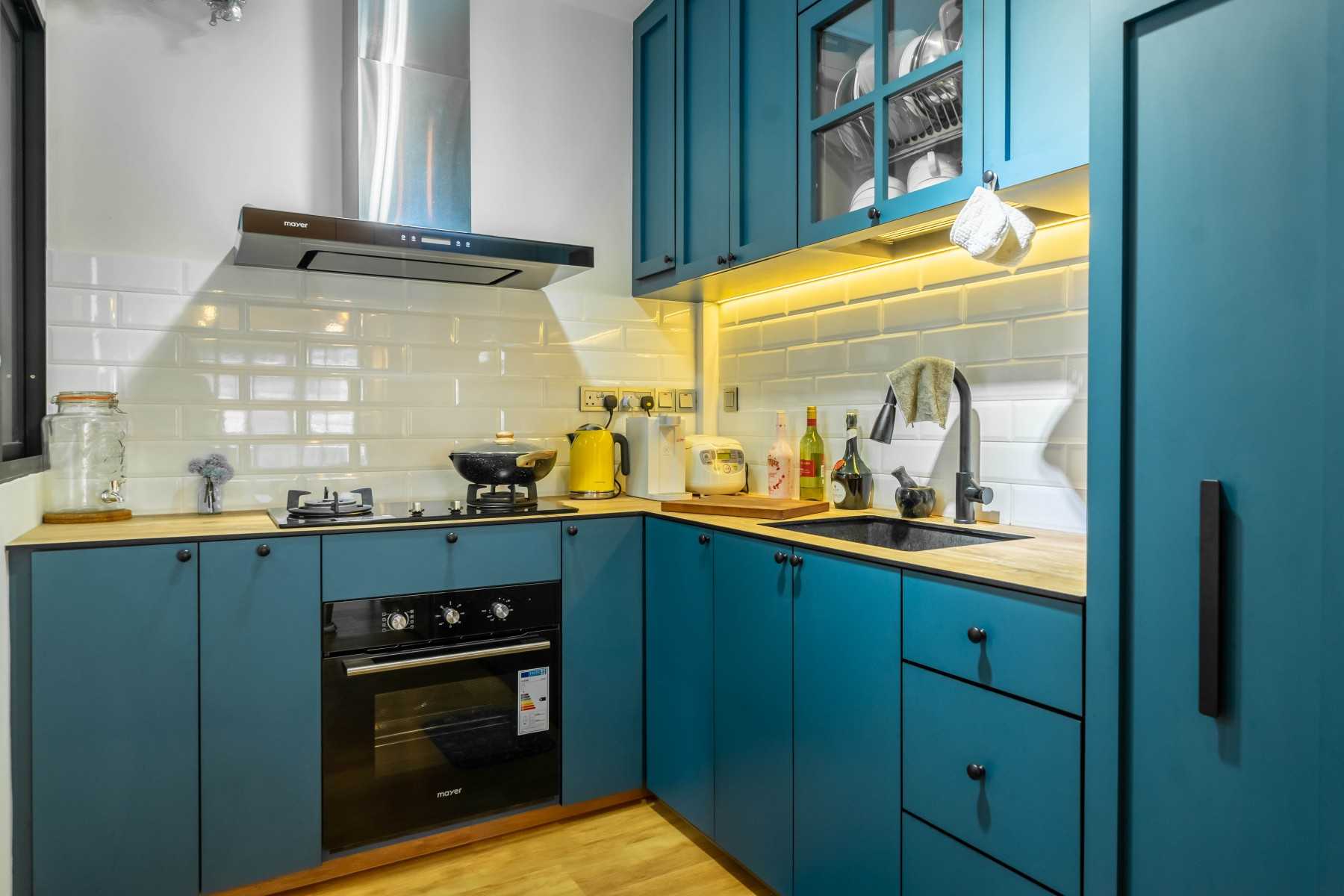 Scandinavian Kitchen with Wood Flooring and Kitchen Island
