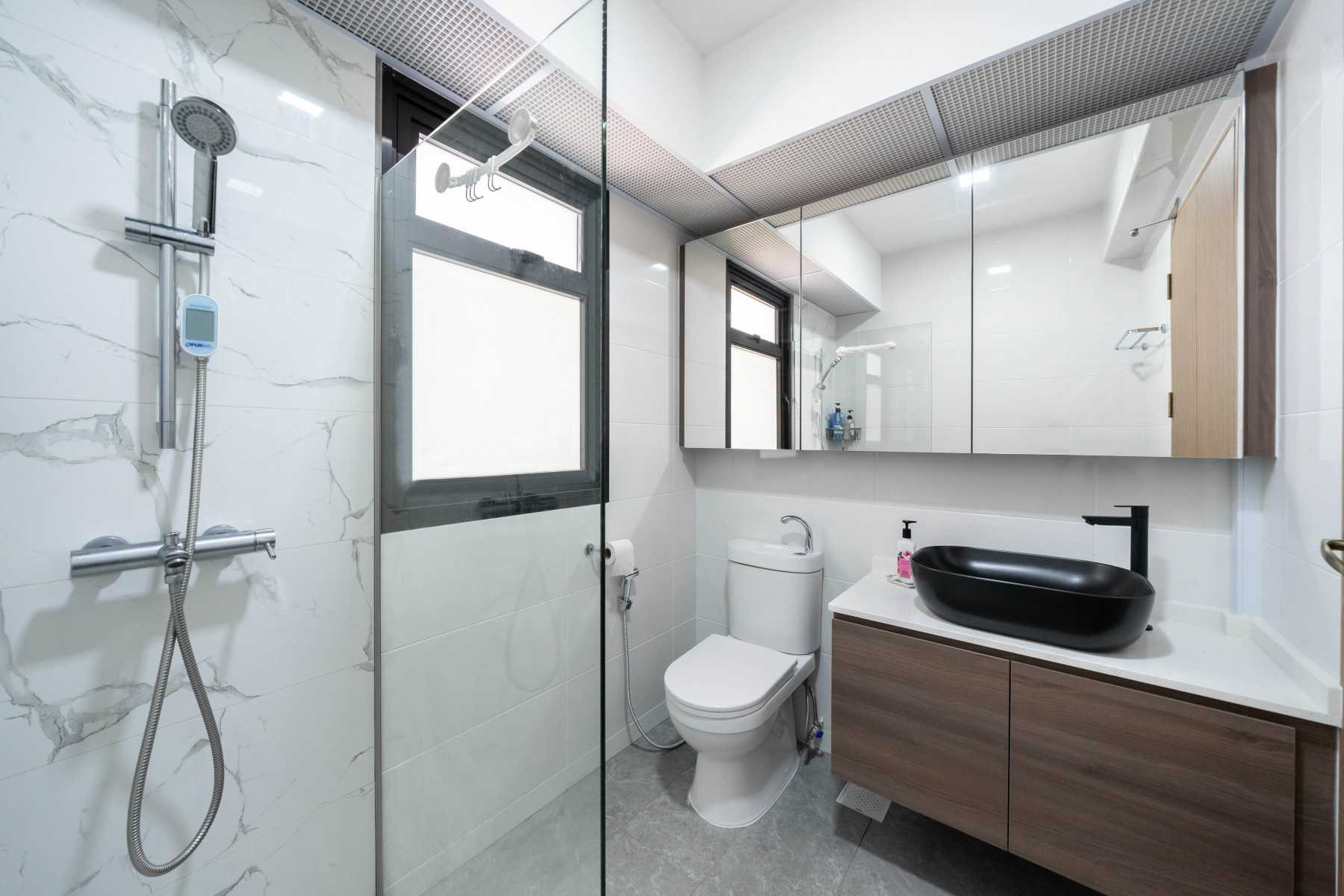 Modern Bathroom with Homogeneous Tiles and Mirror