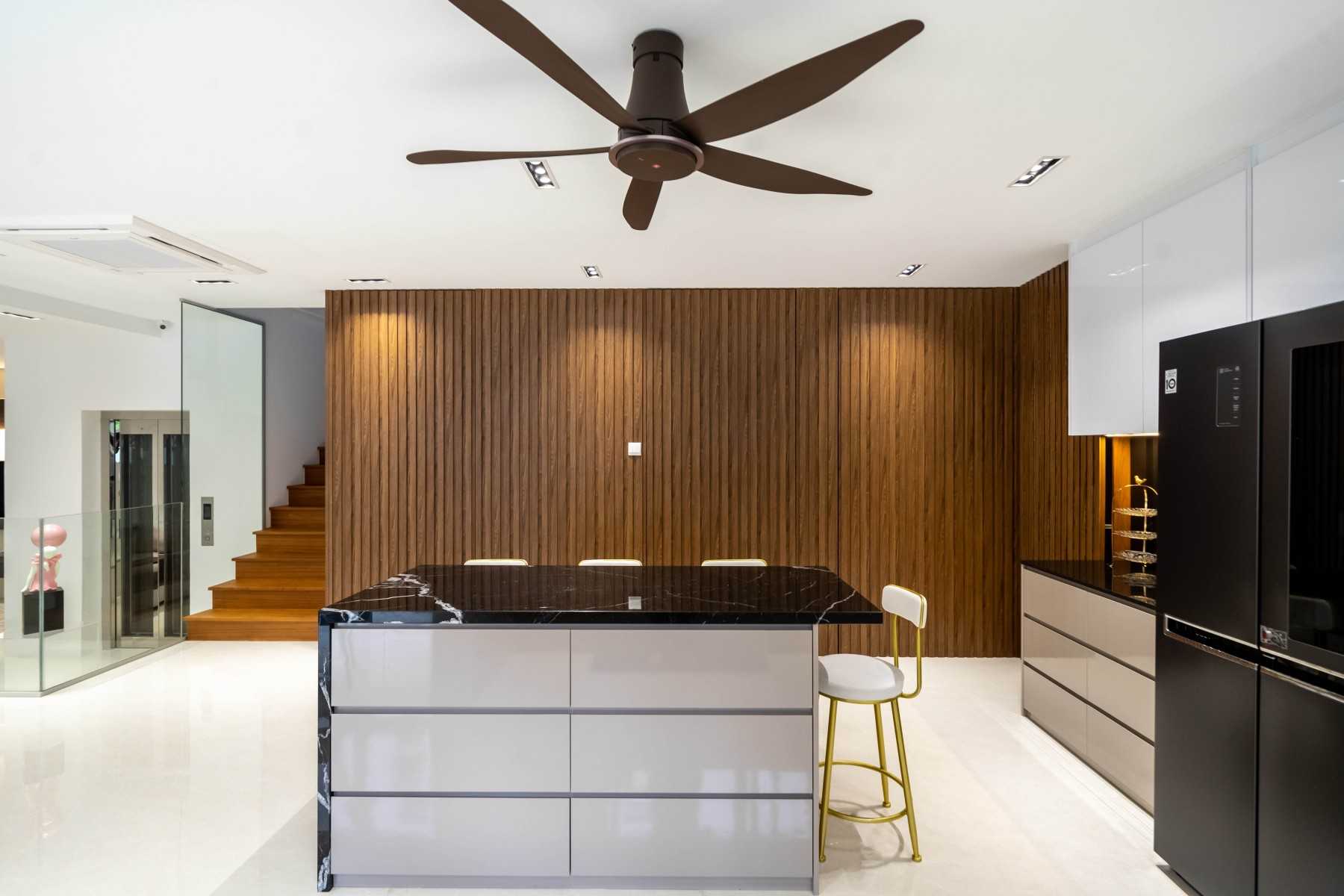 Modern Kitchen with Homogeneous Tiles and Open Kitchen
