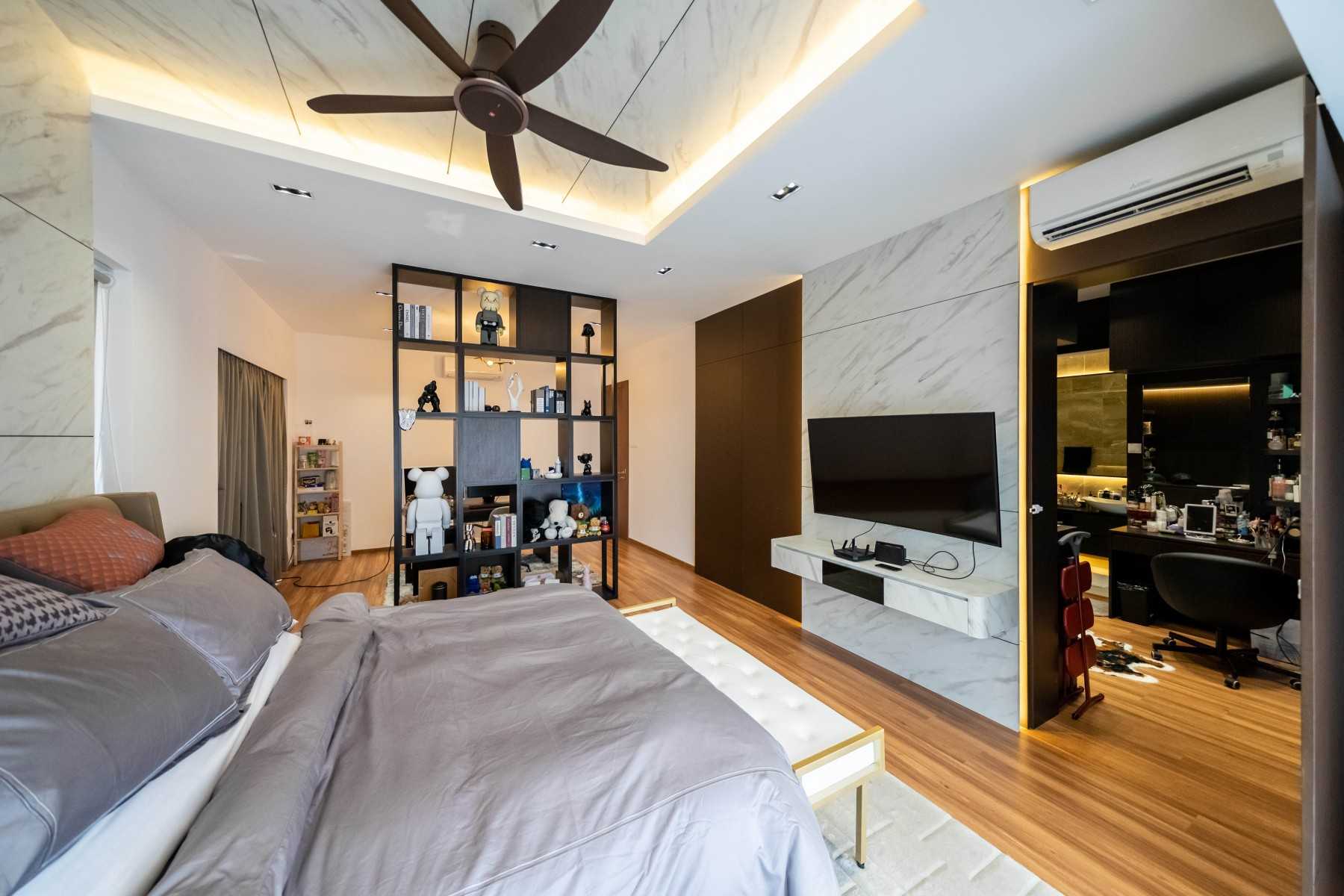 Modern Bedroom with Vinyl Flooring and Homogeneous Tiles