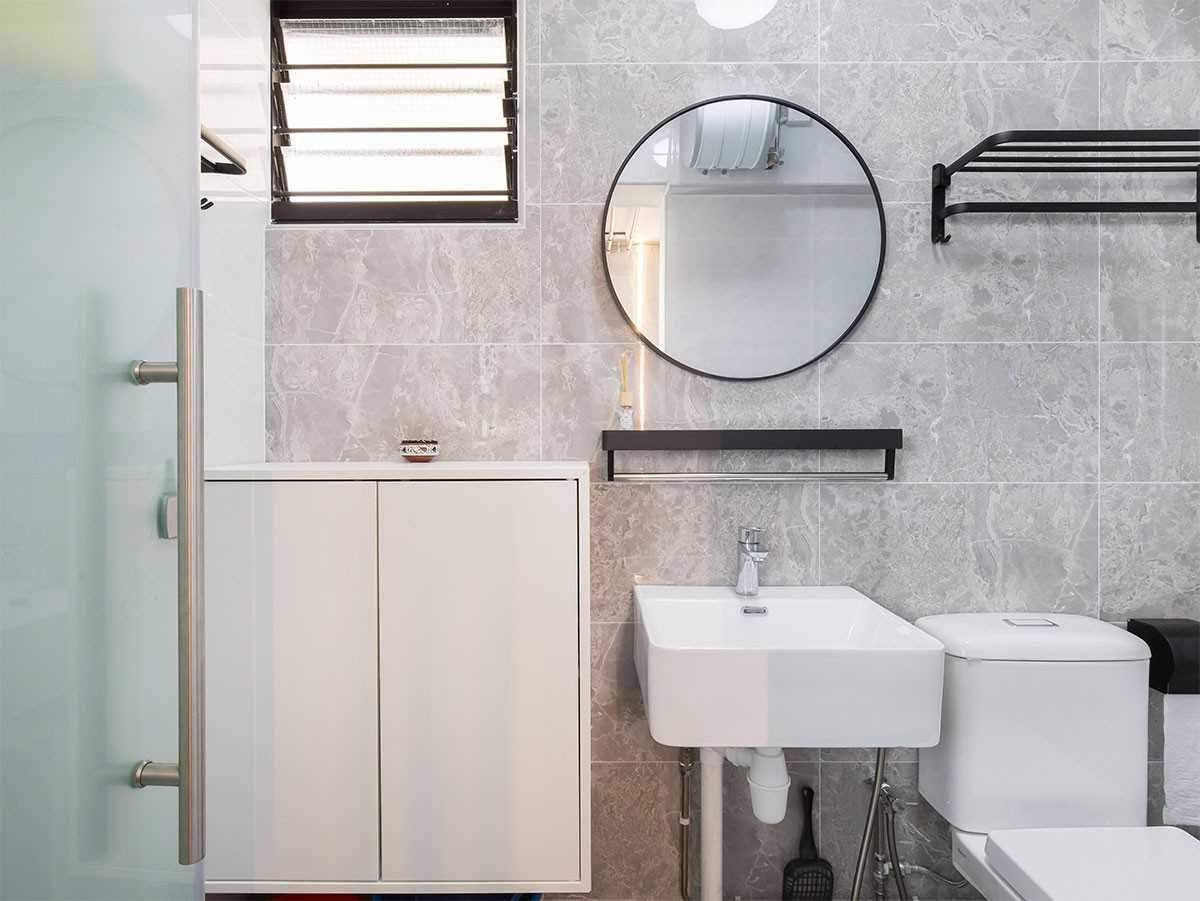 Modern Bathroom with Mirror and Bathroom Storage