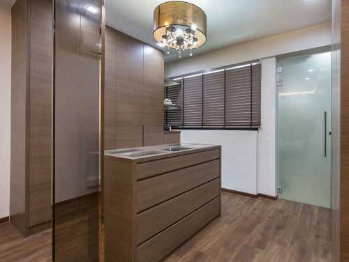 Modern Walk-in Wardrobe at Tampines St 42
