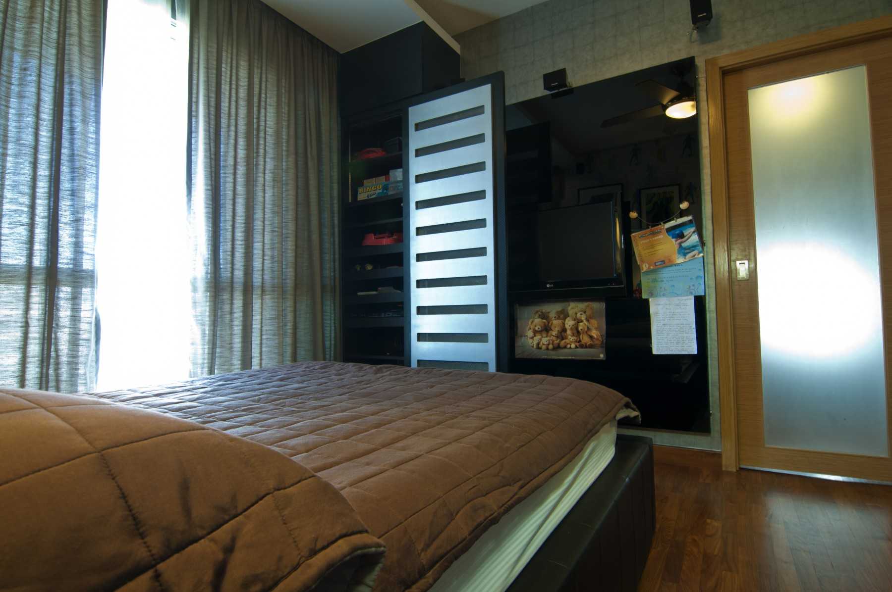 Asian Bedroom with Platform Bed and Vinyl Flooring