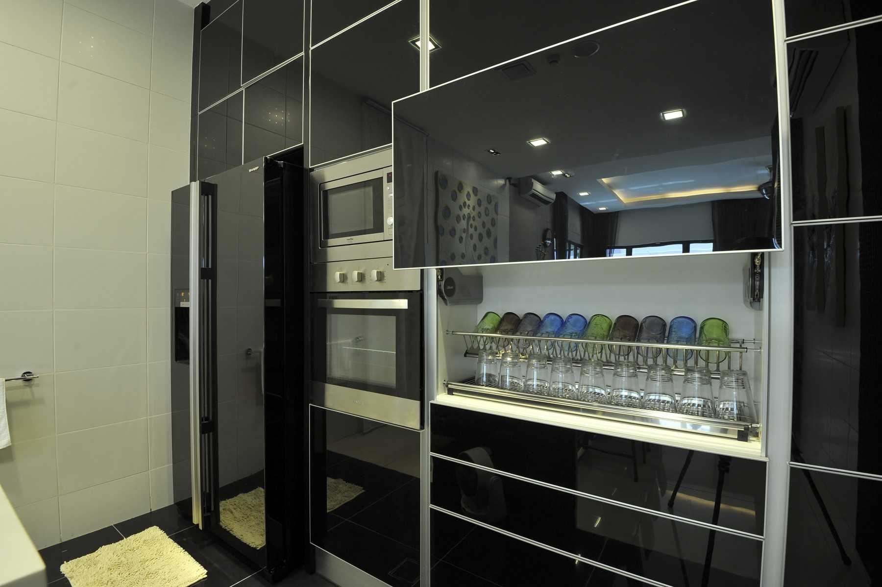 Modern Dining Room with Homogeneous Tiles and Feature Wall