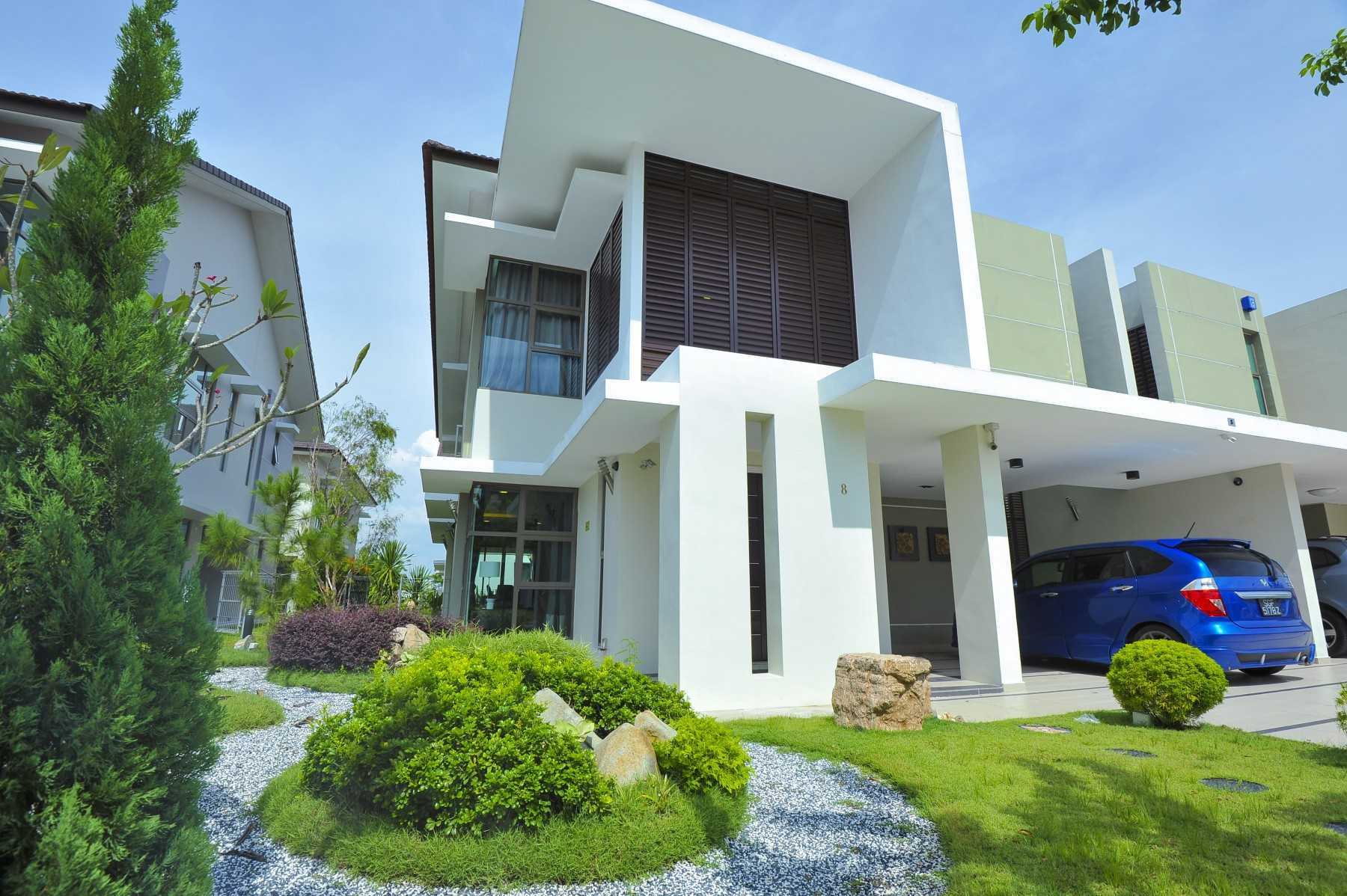 Modern Porch with Feature Wall and Glass Door