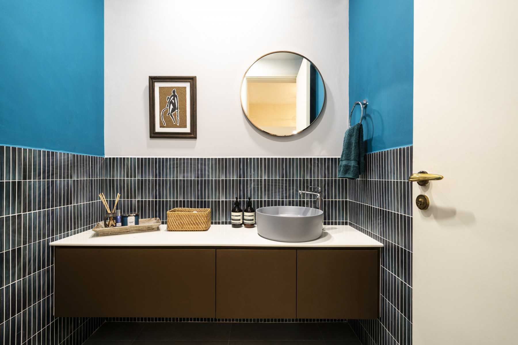 Modern Bathroom with Countertop and Homogeneous Tiles
