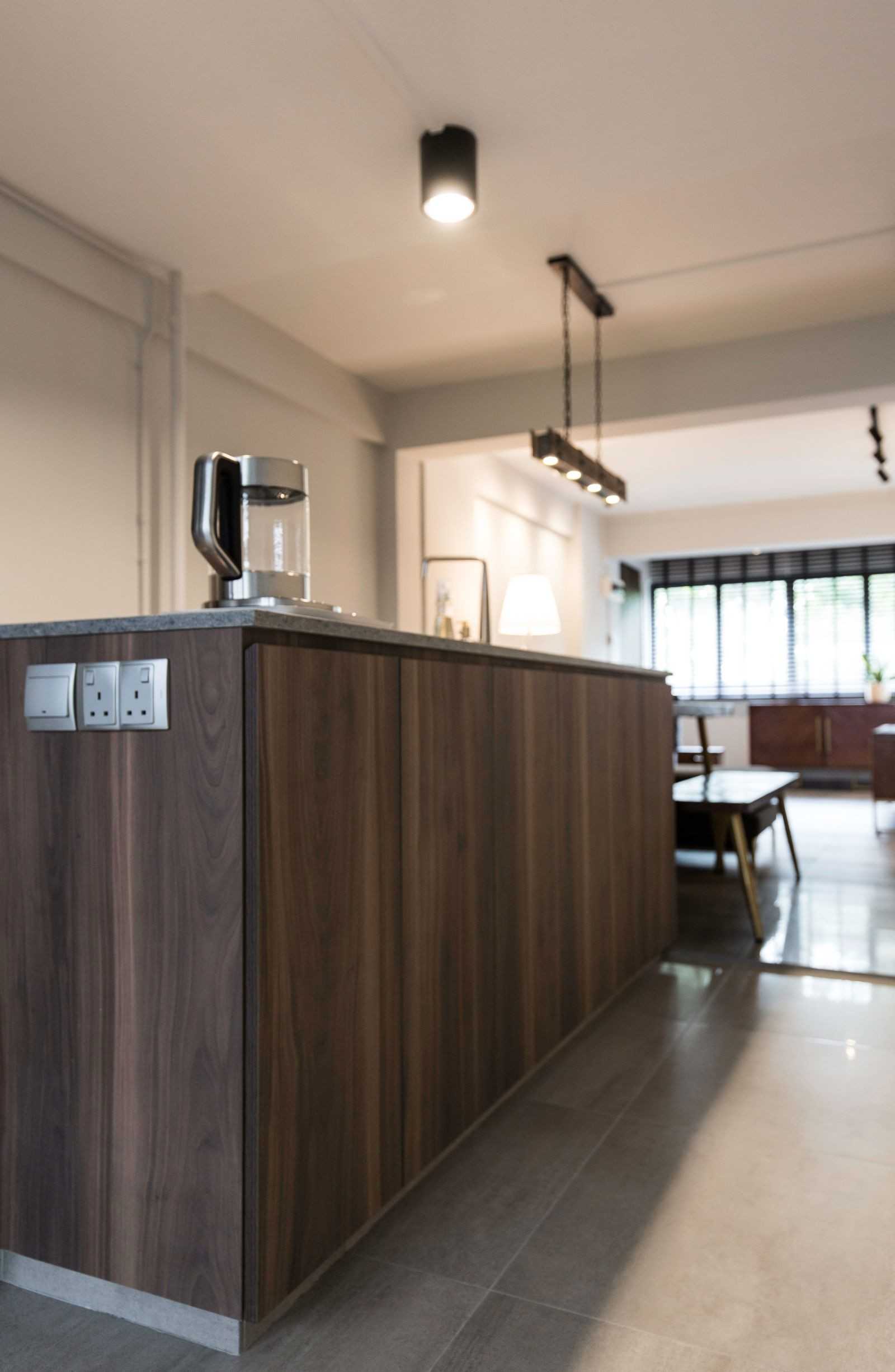 Contemporary Kitchen with Homogeneous Tiles and Open Kitchen