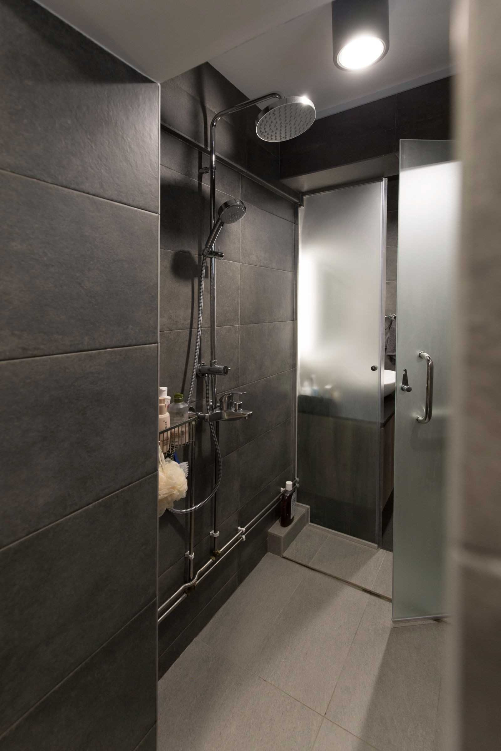 Contemporary Bathroom with Homogeneous Tiles and Mirror