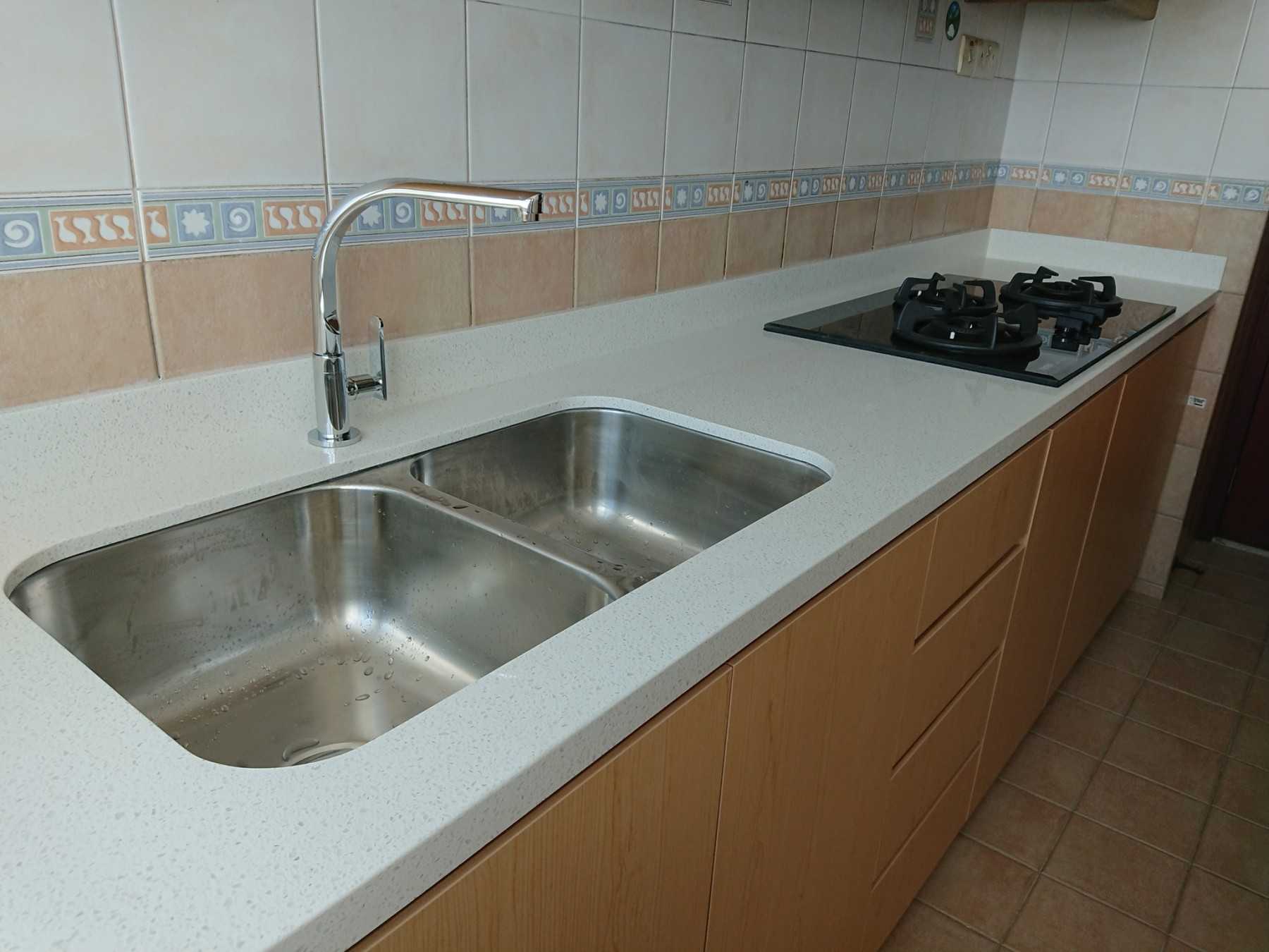 Contemporary Kitchen with Countertop and Kitchen Tap