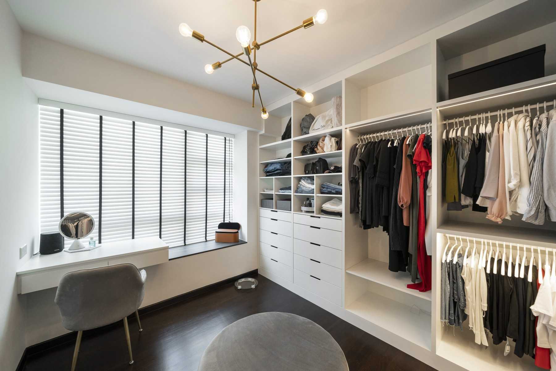 Modern Walk-in Wardrobe with Mirror and Wardrobe