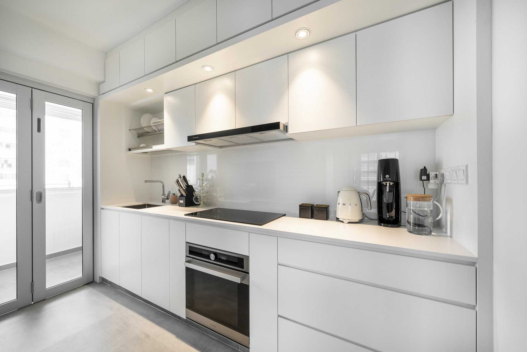 Modern Kitchen with Countertop and Homogeneous Tiles