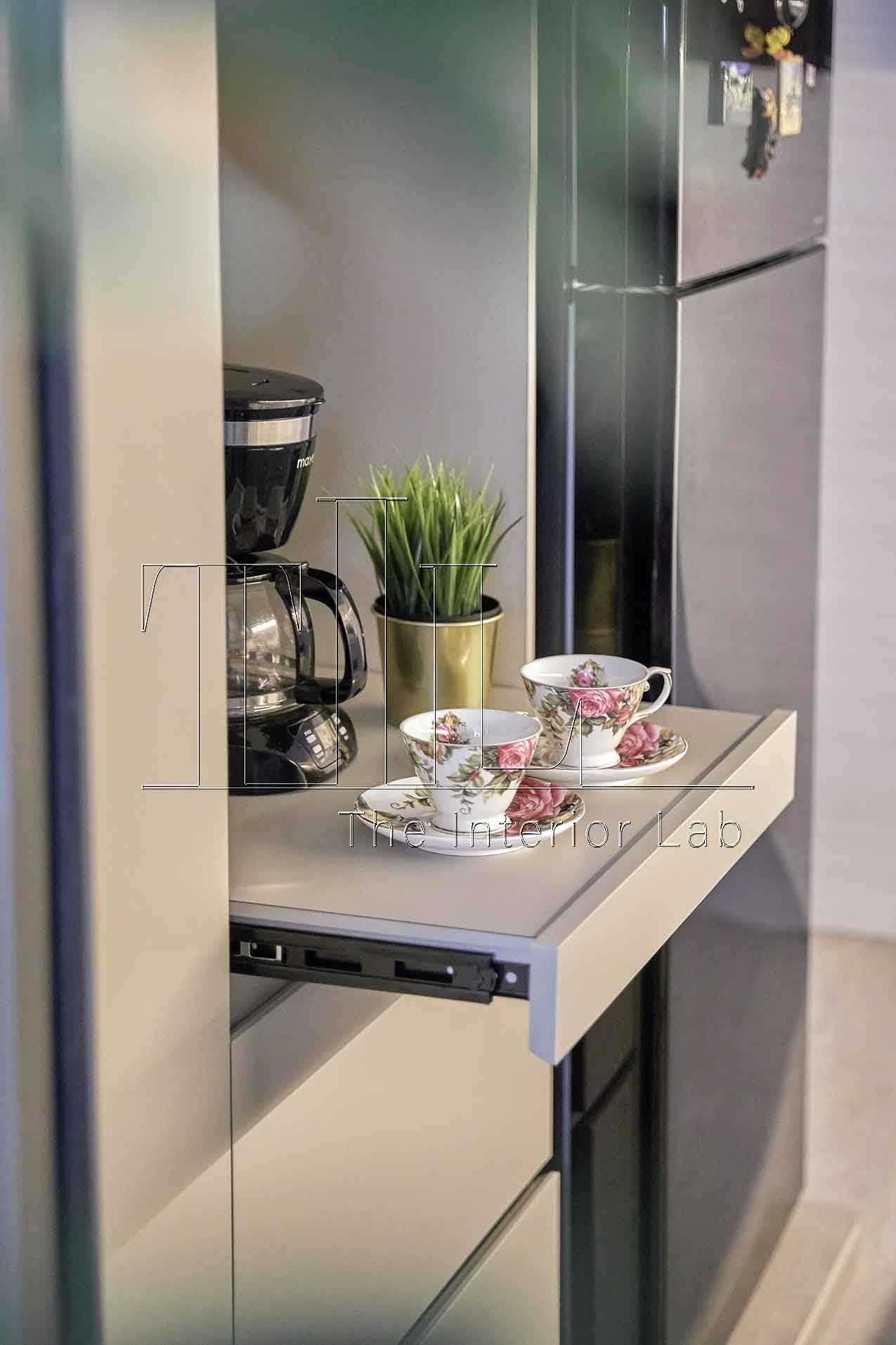 Contemporary Kitchen with Breakfast Counter and Kitchen Accessories