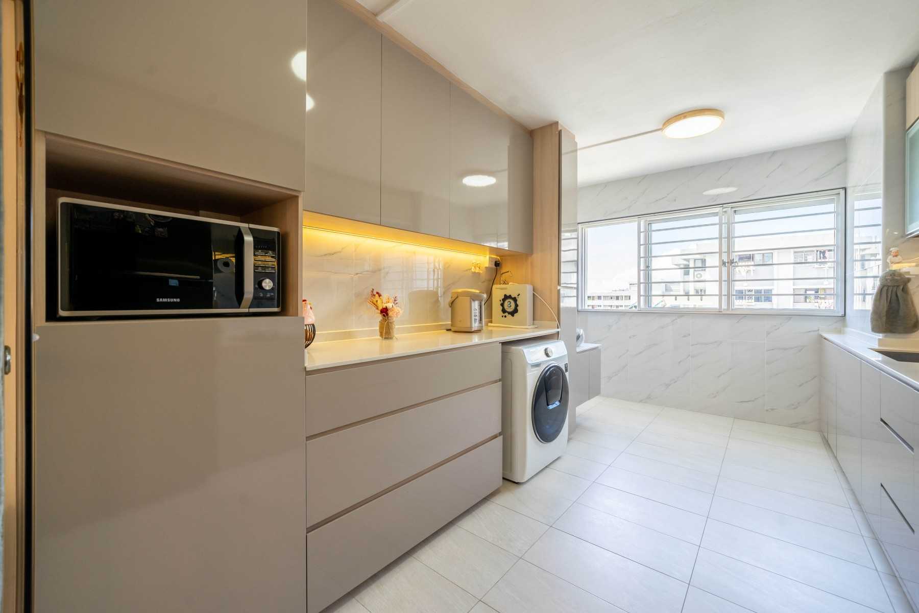 Scandinavian Kitchen with Homogeneous Tiles and Kitchen Backsplash
