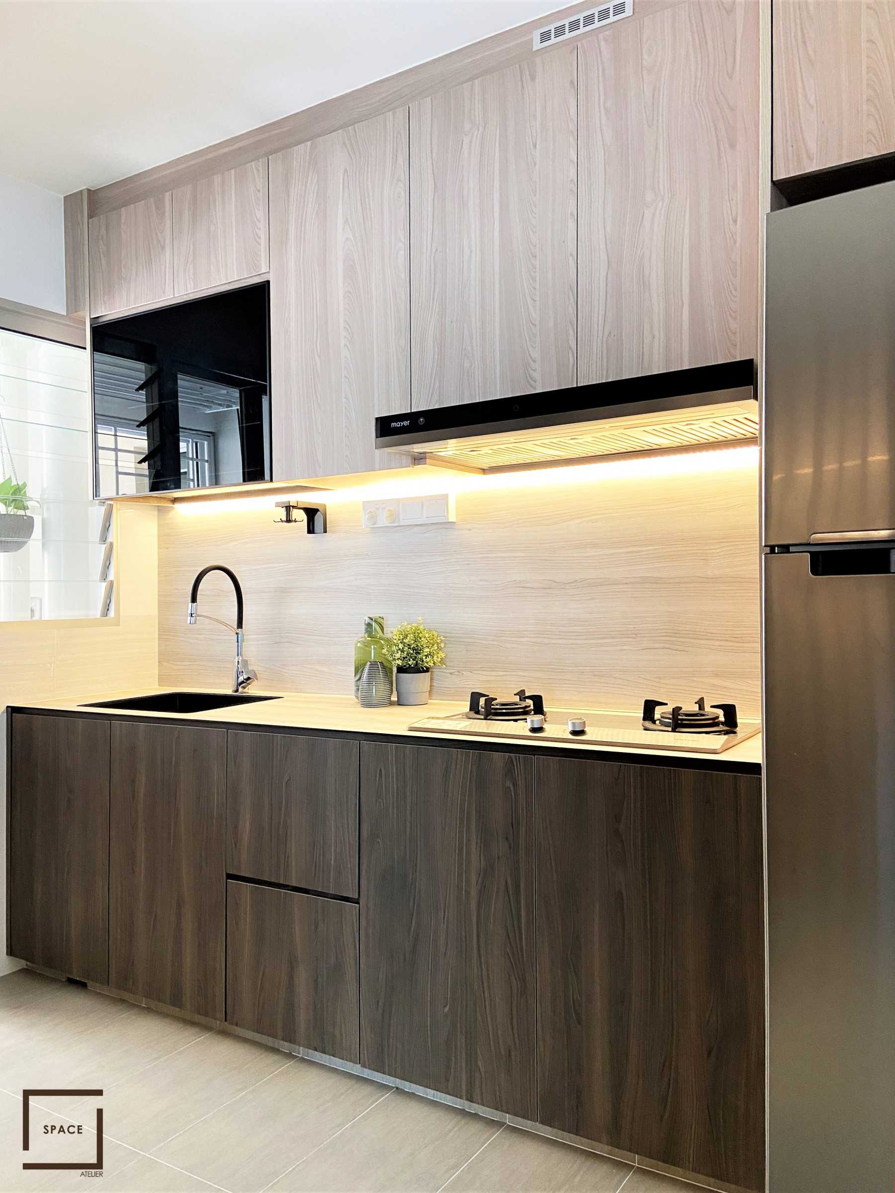 Contemporary Kitchen with Kitchen Cabinets and Oven