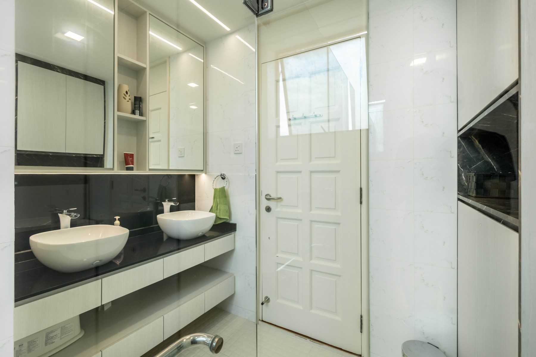 Contemporary Bathroom with Homogeneous Tiles and Mirror