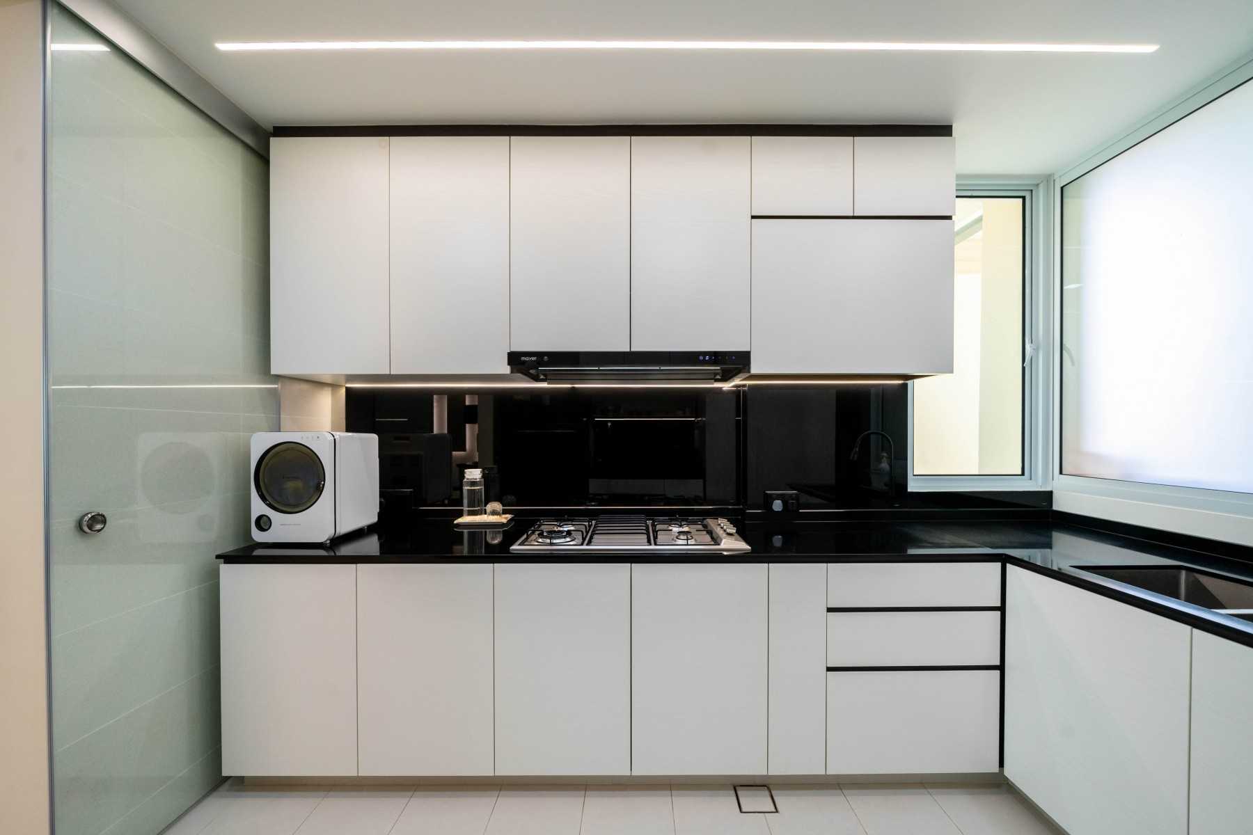 Contemporary Kitchen with Countertop and Homogeneous Tiles