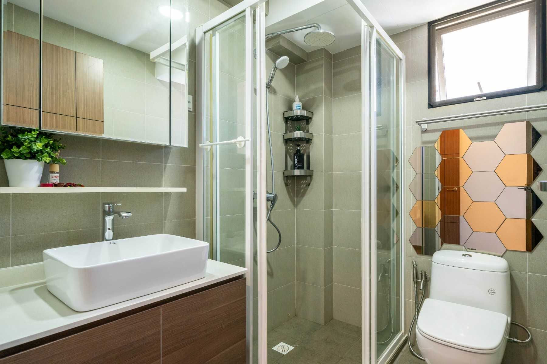 Contemporary Bathroom with Homogeneous Tiles and Mirror