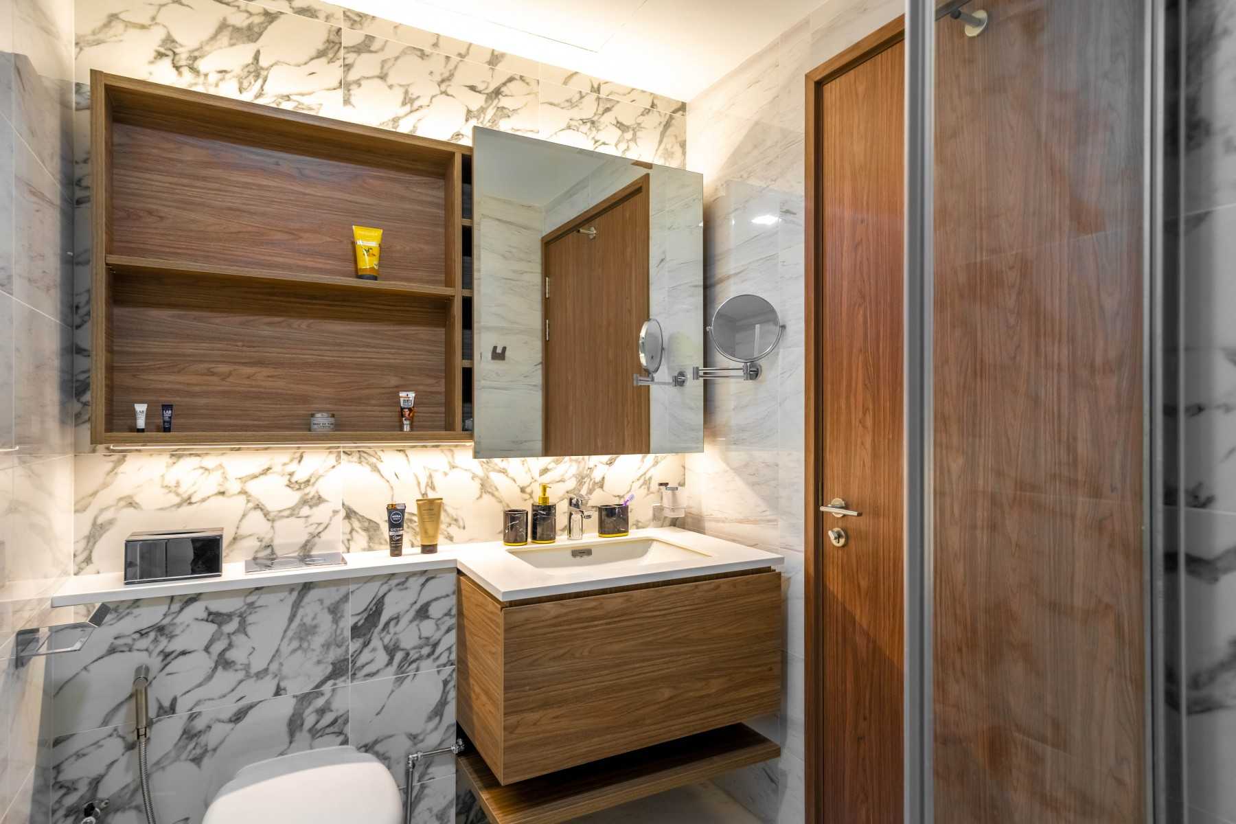 Modern Bathroom with Marble Floor and Mirror