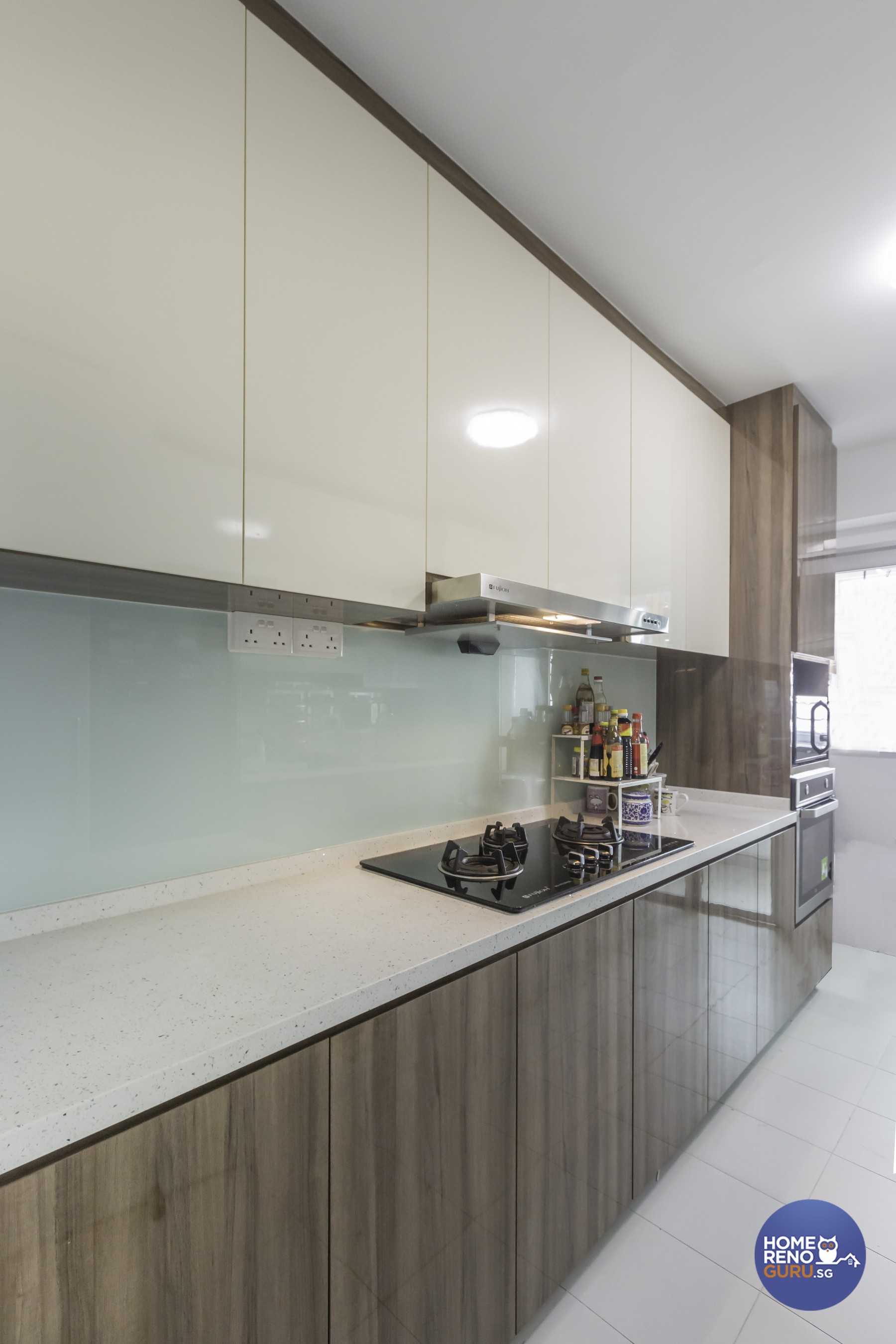 Modern Kitchen with Kitchen Backsplash and Kitchen Cabinets