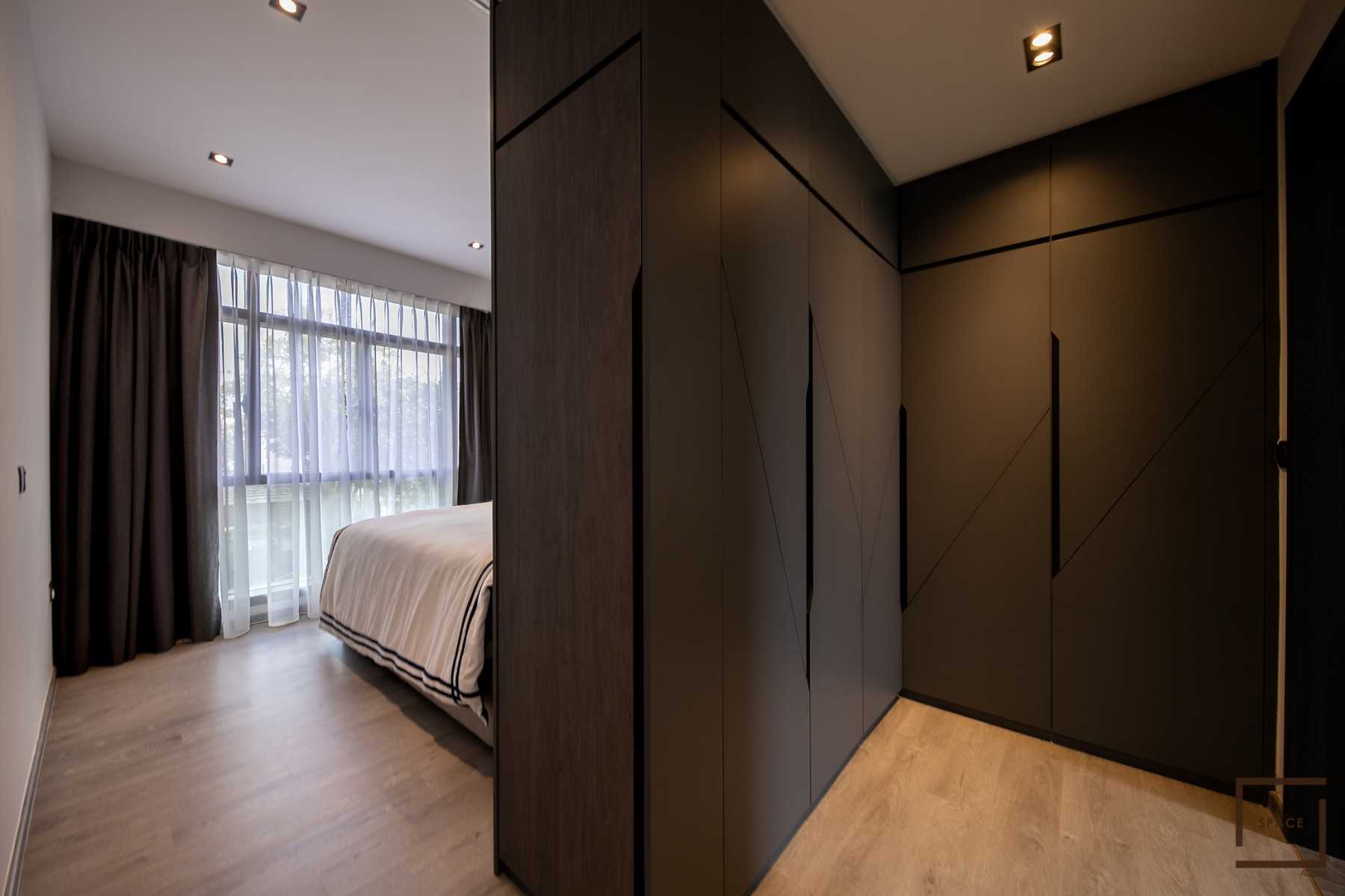 Contemporary Walk-in Wardrobe with Wardrobe and Sliding Wardrobe
