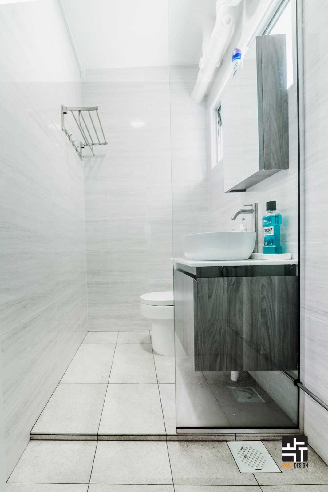 Modern Bathroom with Countertop and Homogeneous Tiles