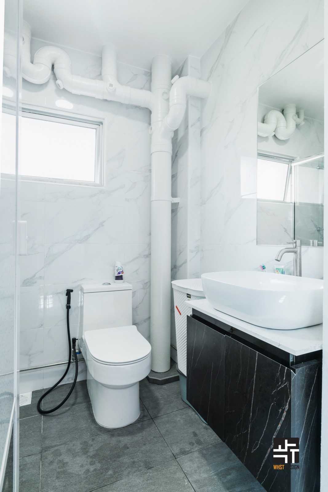 Modern Bathroom with Countertop and Homogeneous Tiles
