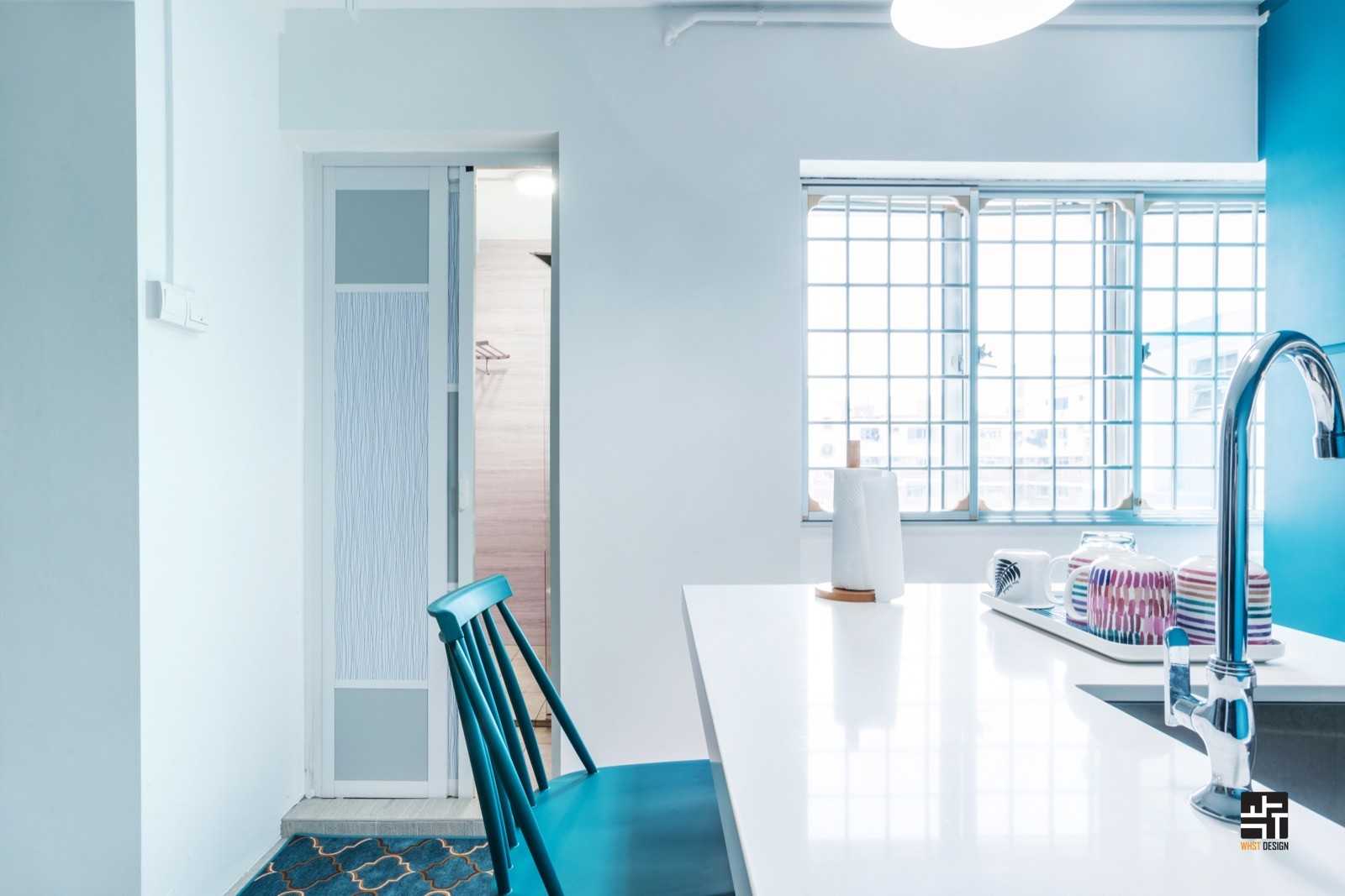 Modern Kitchen with Countertop and Homogeneous Tiles