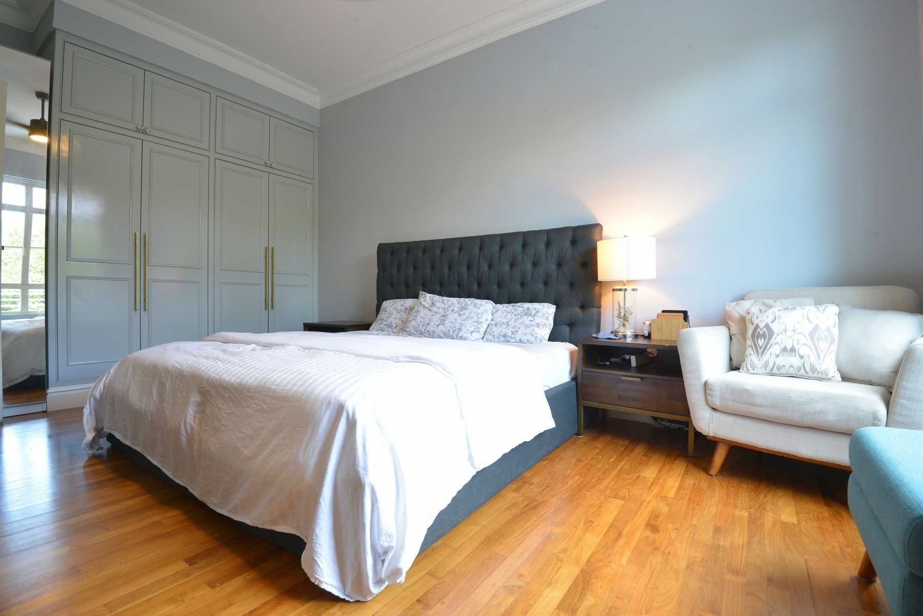 Modern Bedroom with Vinyl Flooring and Wardrobe