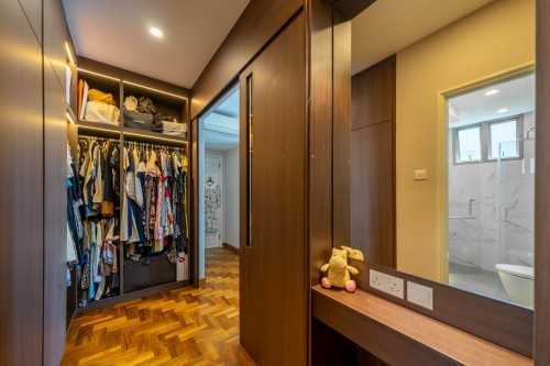 Modern Walk-in Wardrobe at Bukit Batok | Hume Park II