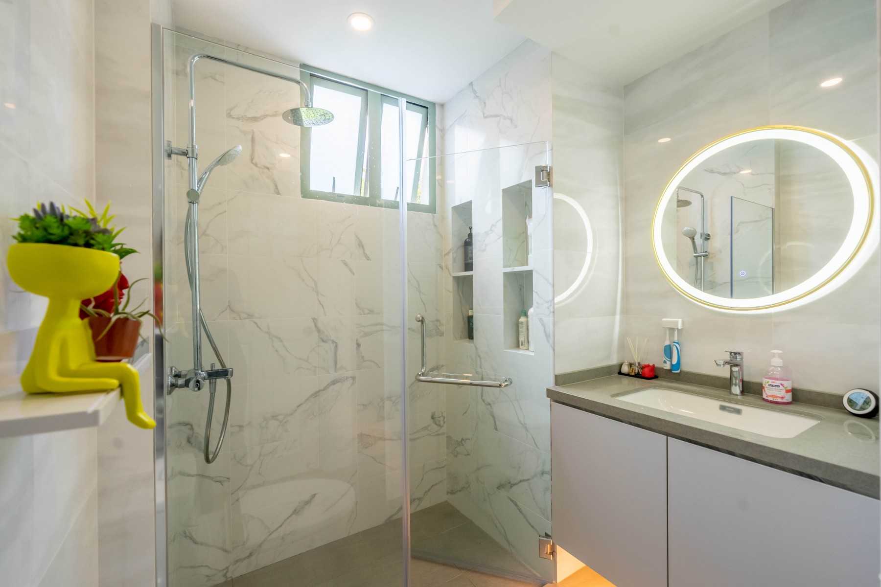 Modern Bathroom with Countertop and Mirror