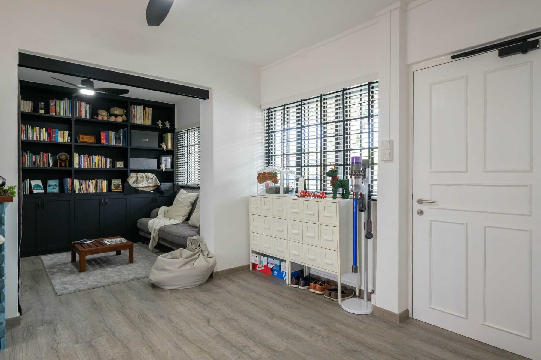 Country Living Room with Vinyl Flooring and TV Console