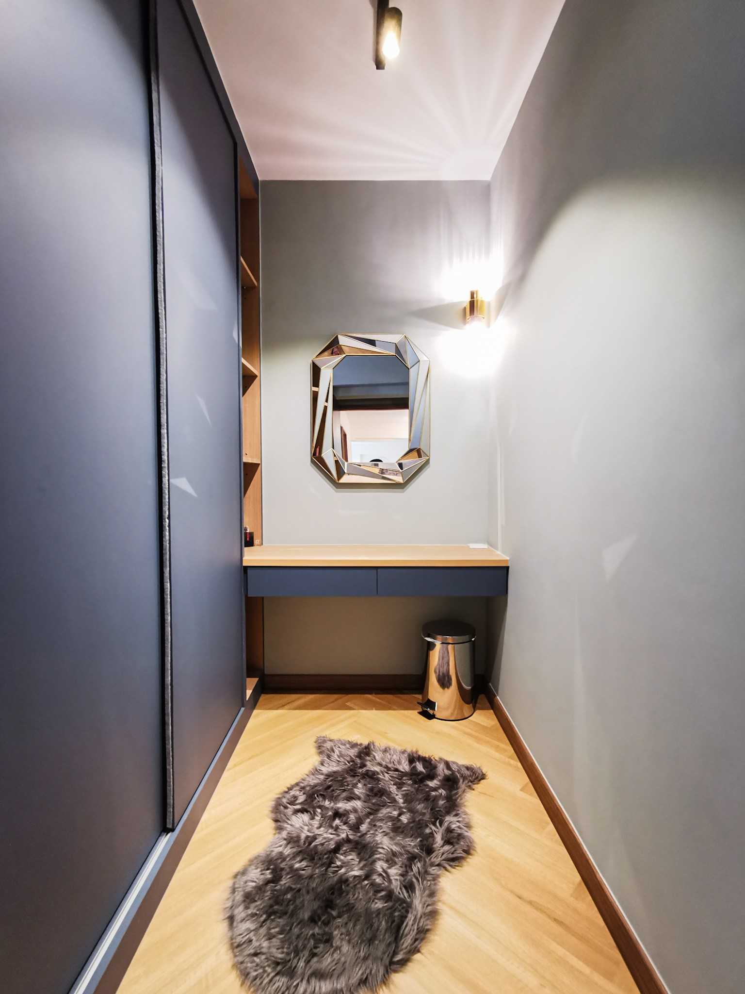 Contemporary Walk-in Wardrobe with Mirror and Wardrobe