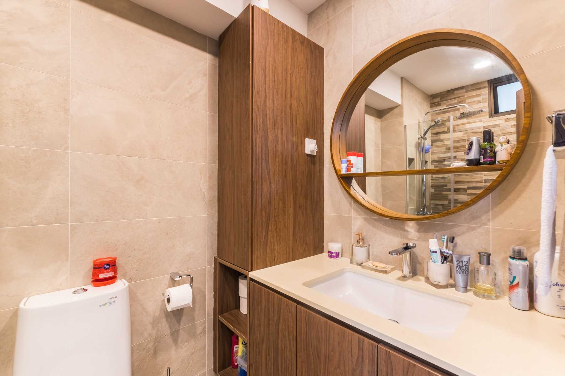 Contemporary Bathroom with Countertop and Homogeneous Tiles