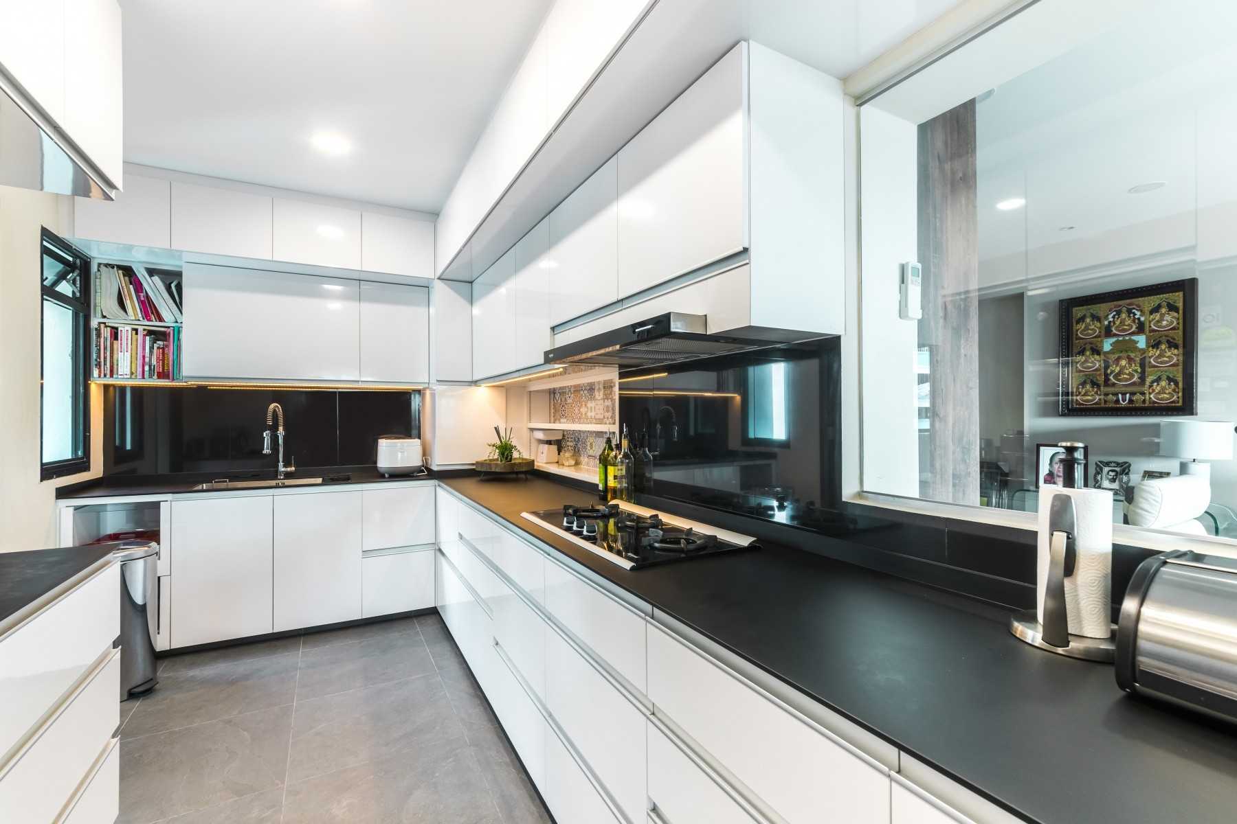 Contemporary Kitchen with Countertop and Homogeneous Tiles