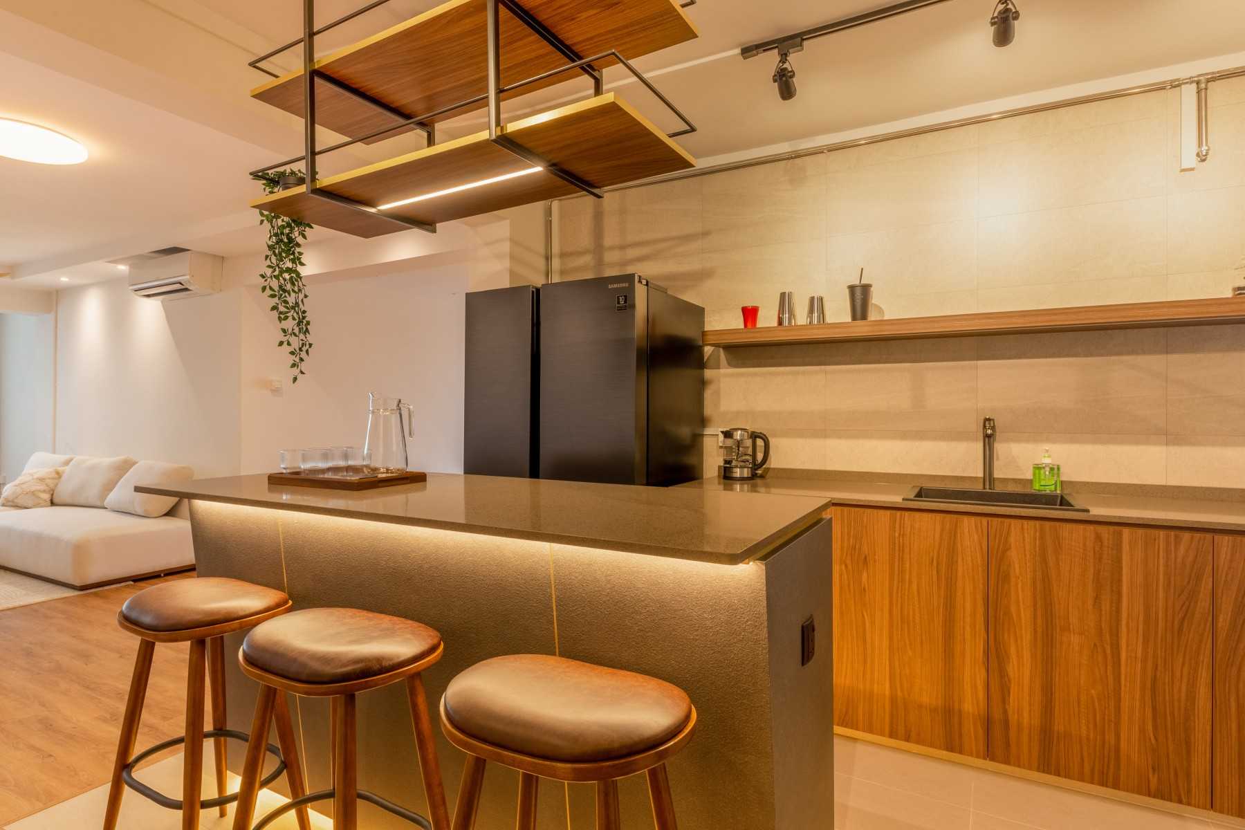 Modern Kitchen with Kitchen Island and Open Kitchen