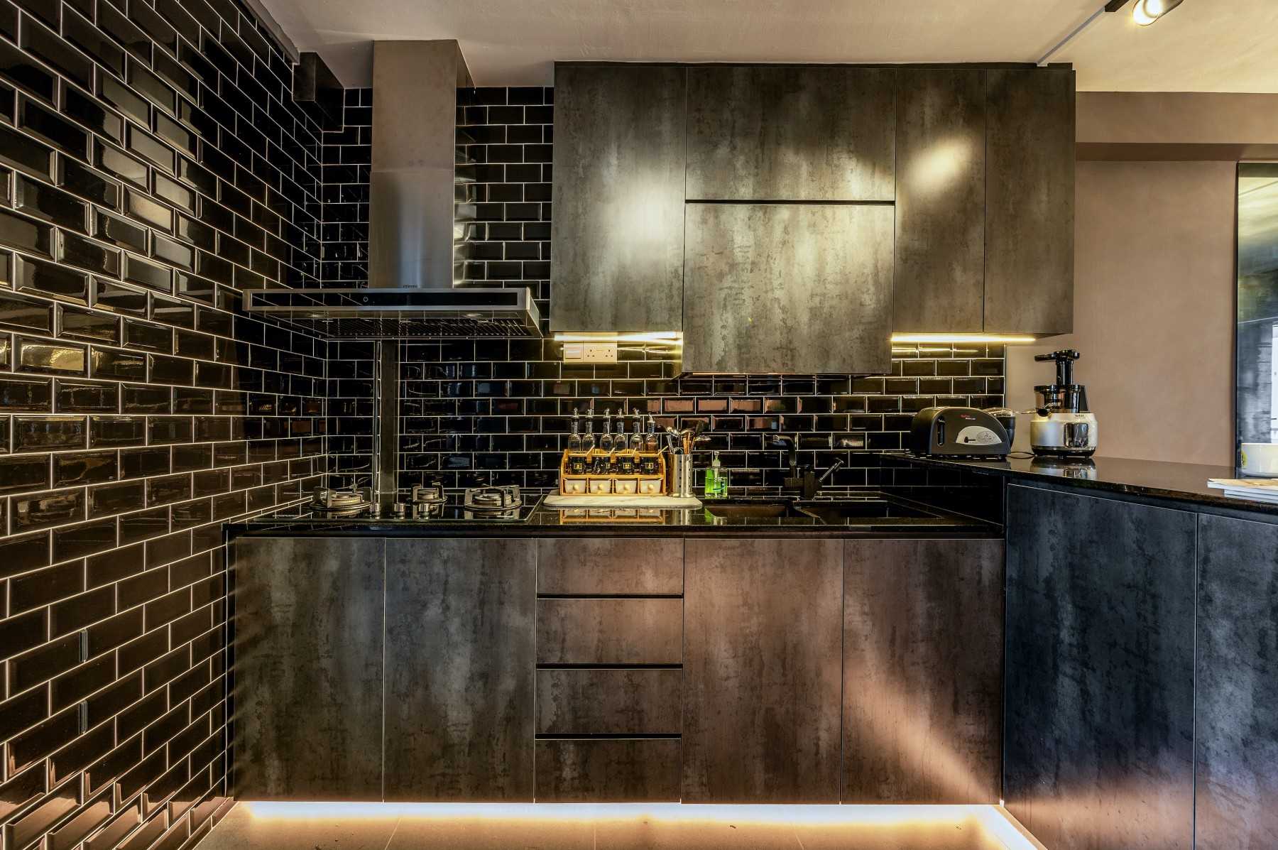 Eclectic Kitchen with Homogeneous Tiles and Kitchen Island